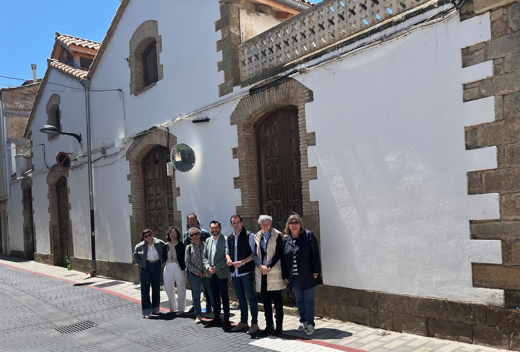 Imagen delante del antiguo matadero con los miembros de la reunión