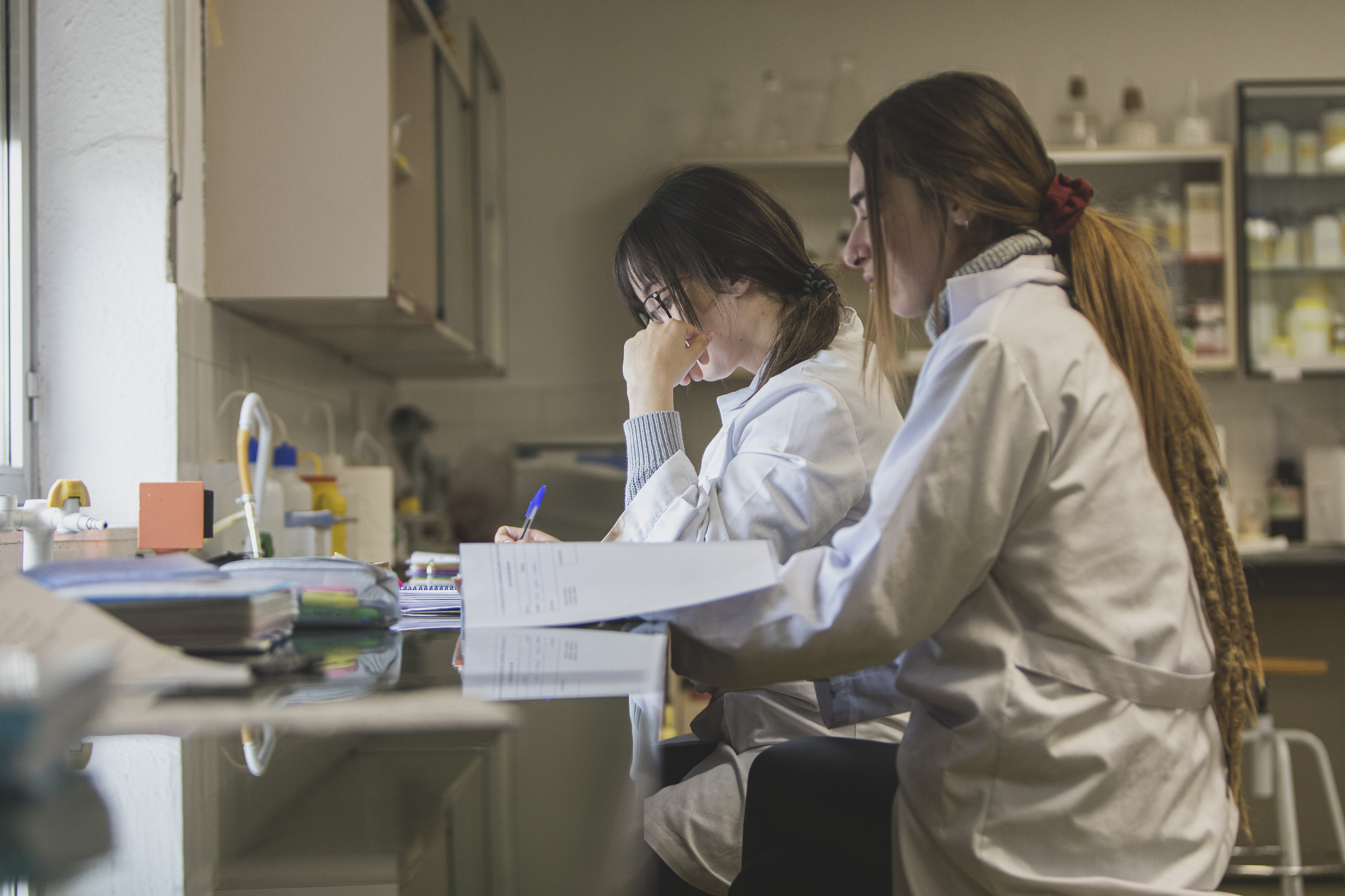 Dos jóvenes trabando en un laboratorio