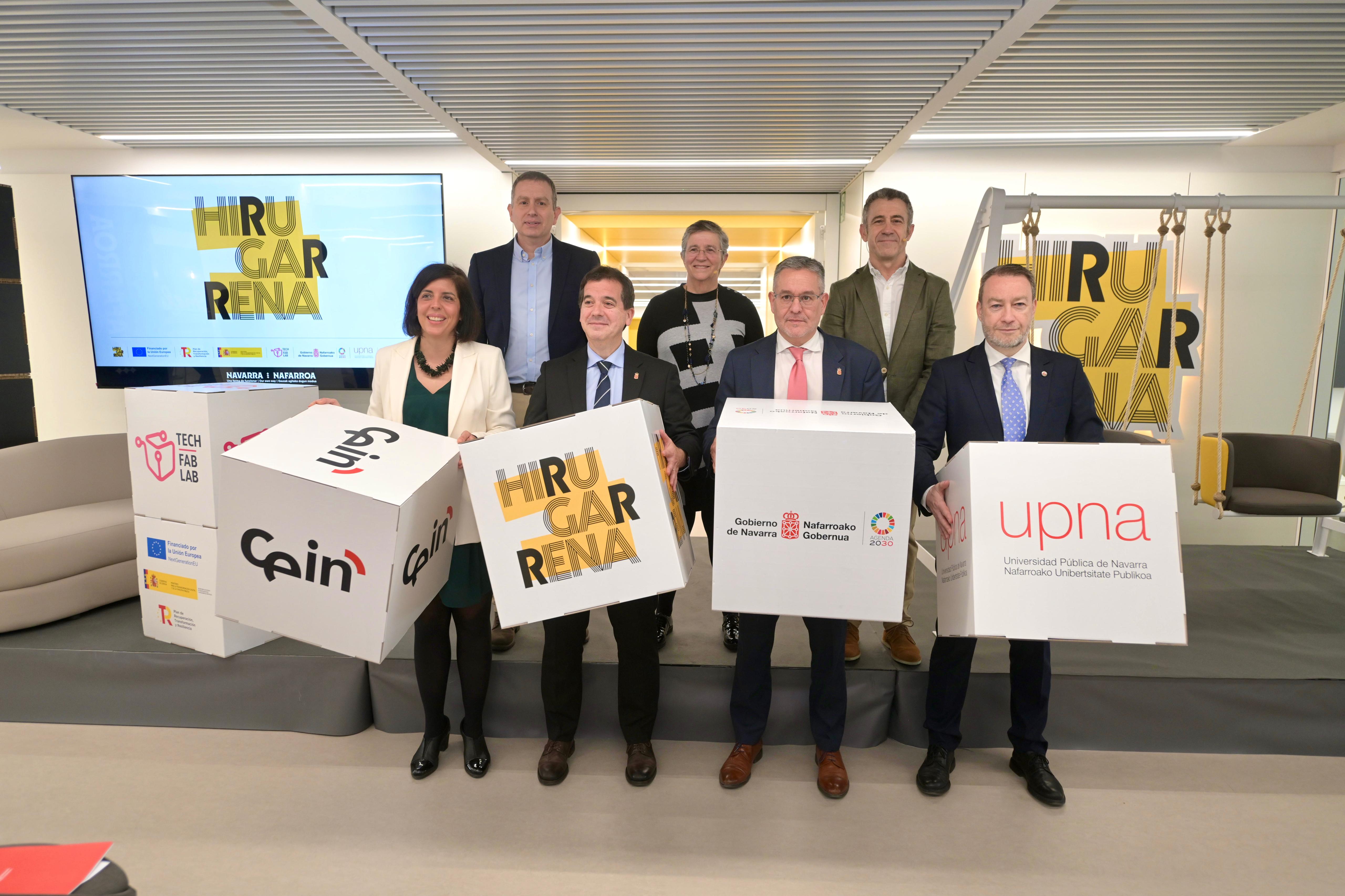 Dos filas de personas, arriba 3 y abajo 4, siendo estas últimas las que sostienen cubos con los logos del programa y entidades