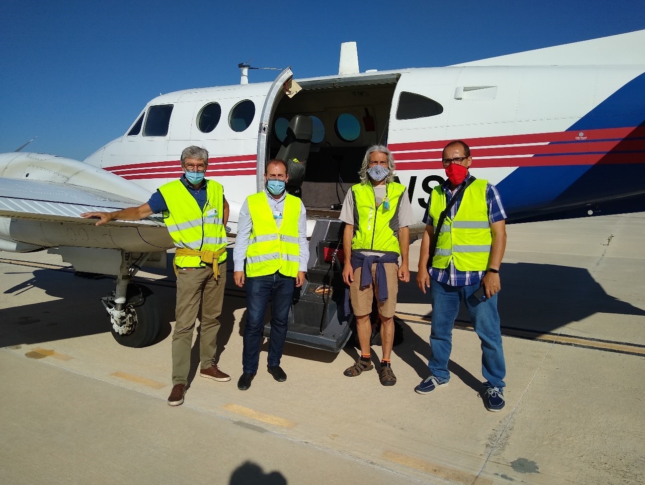 Foto de los participantes en el primer vuelo sobre la Comarca de Pamplona. De izquierda a derecha, Moisés Zalba, director del departamento de SIT de Tracasa; Víctor García, del área de Cartografía de Tracasa Instrumental; Roberto Pascual, técnico de la sección de Cartografía del departamento de Cohesión Territorial; y Jorge Iribas, jefe de la sección de Cartografía del departamento de Cohesión Territorial.