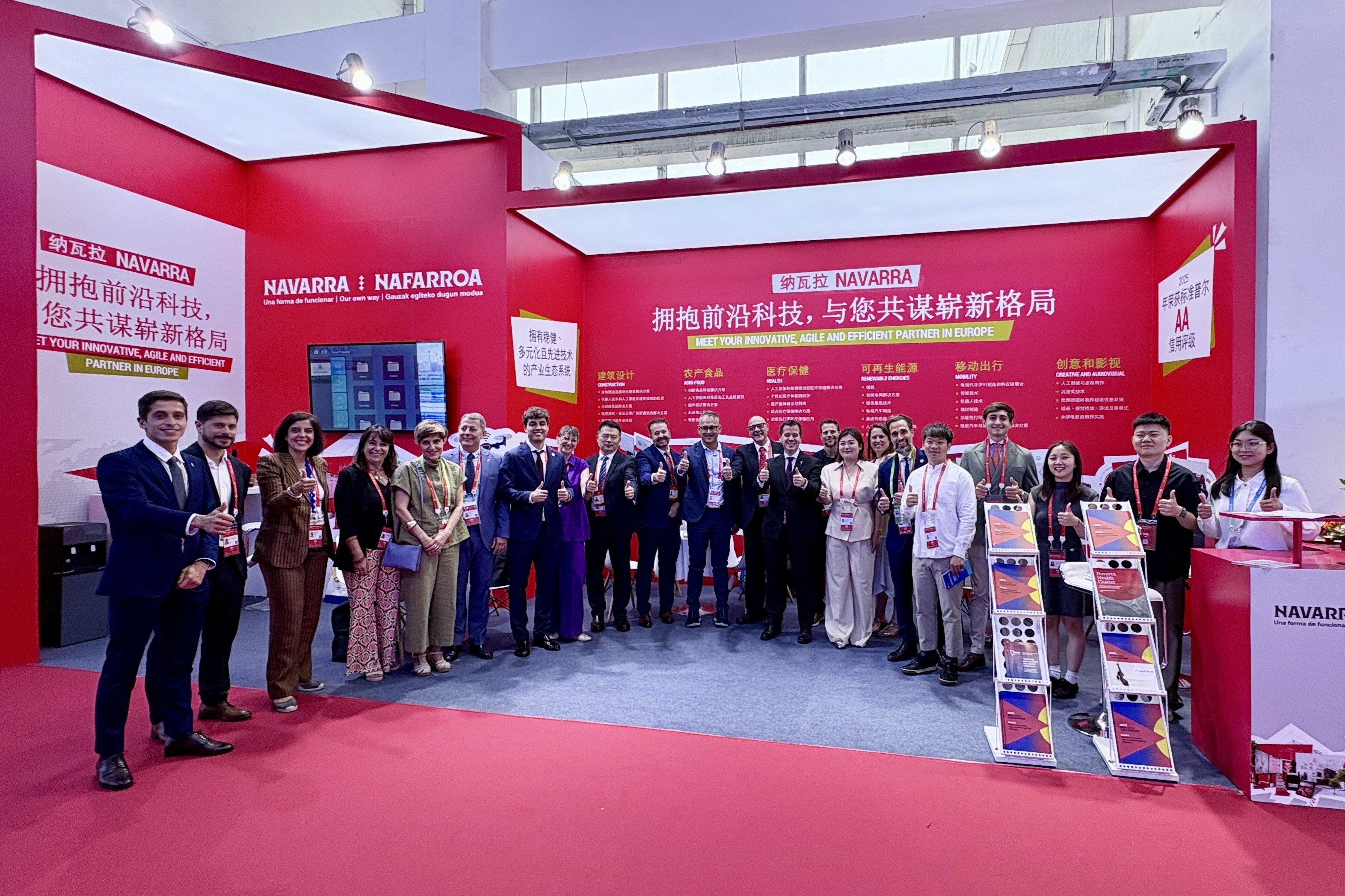 Foto de familia de la delegación empresarial navarra en el stand organizado por el PIN