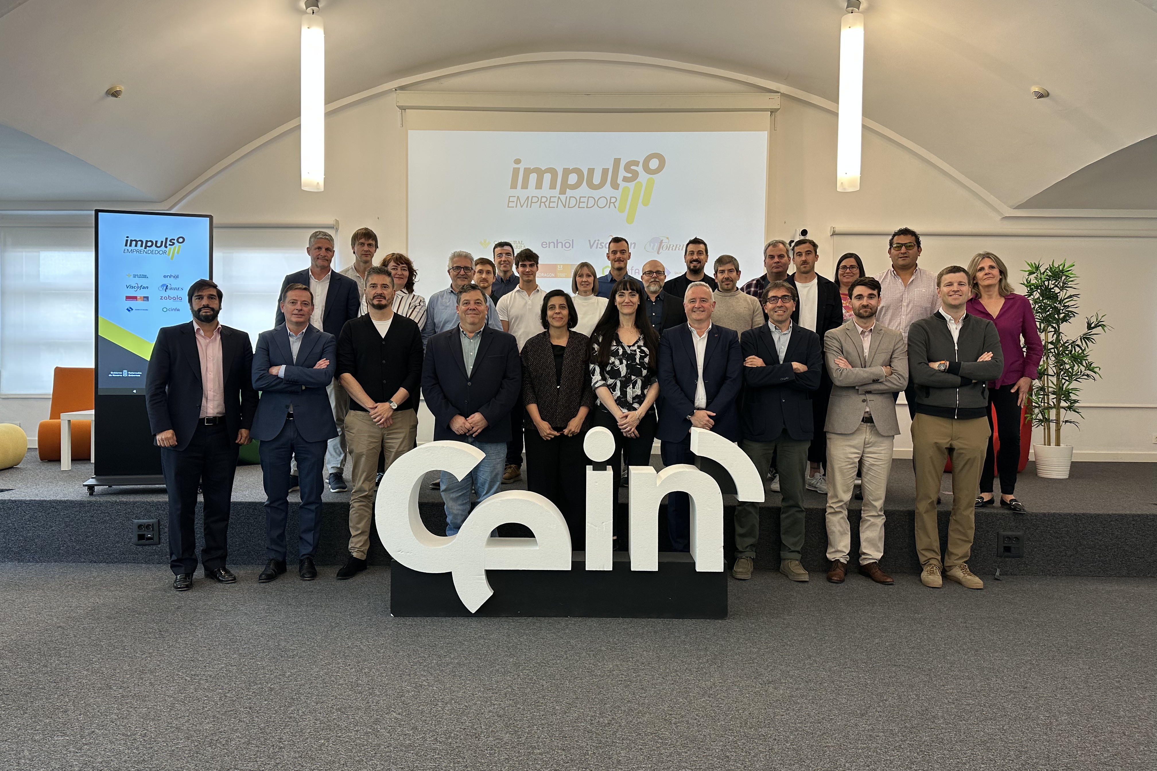 Foto de familia con los mentores y promotores de los proyectos que se han presentado a Impulso Emprendedor