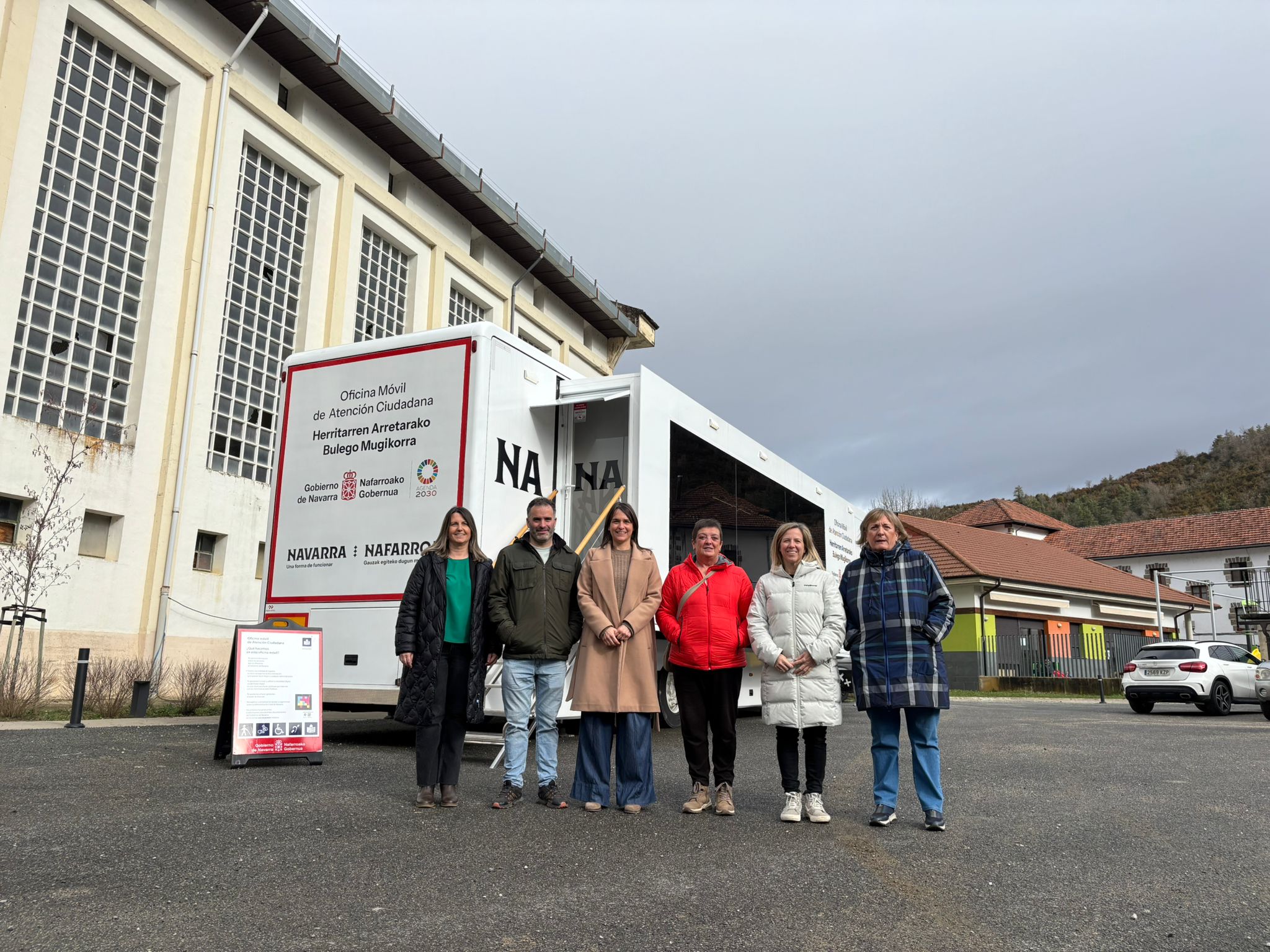 Fotografía de 6 personas posando delante del camión de la oficina móvil del Gobierno de Navarra