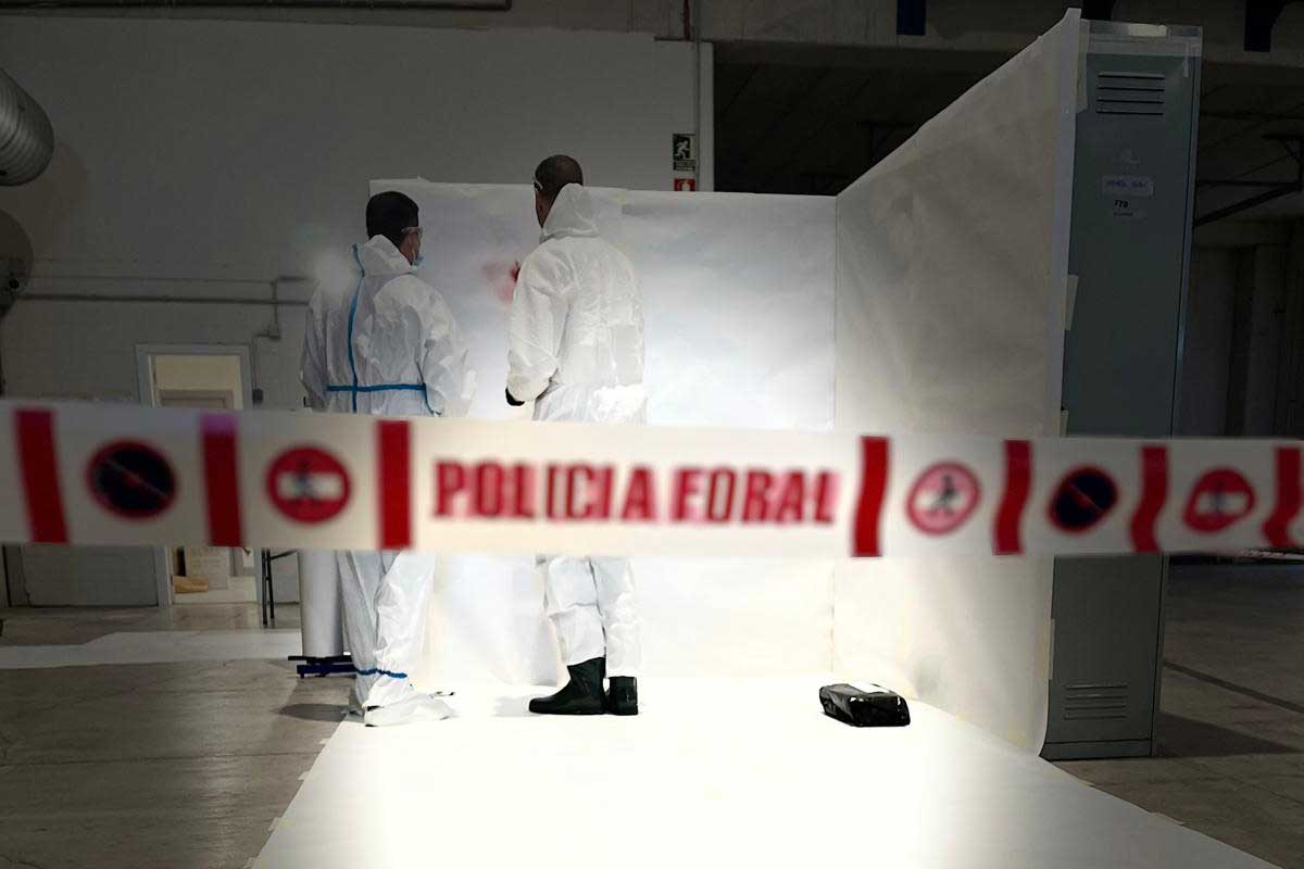 Imagen de un momento de la formación en el que aparecen dos chicos analizando unas manchas en un papel simulando una pared