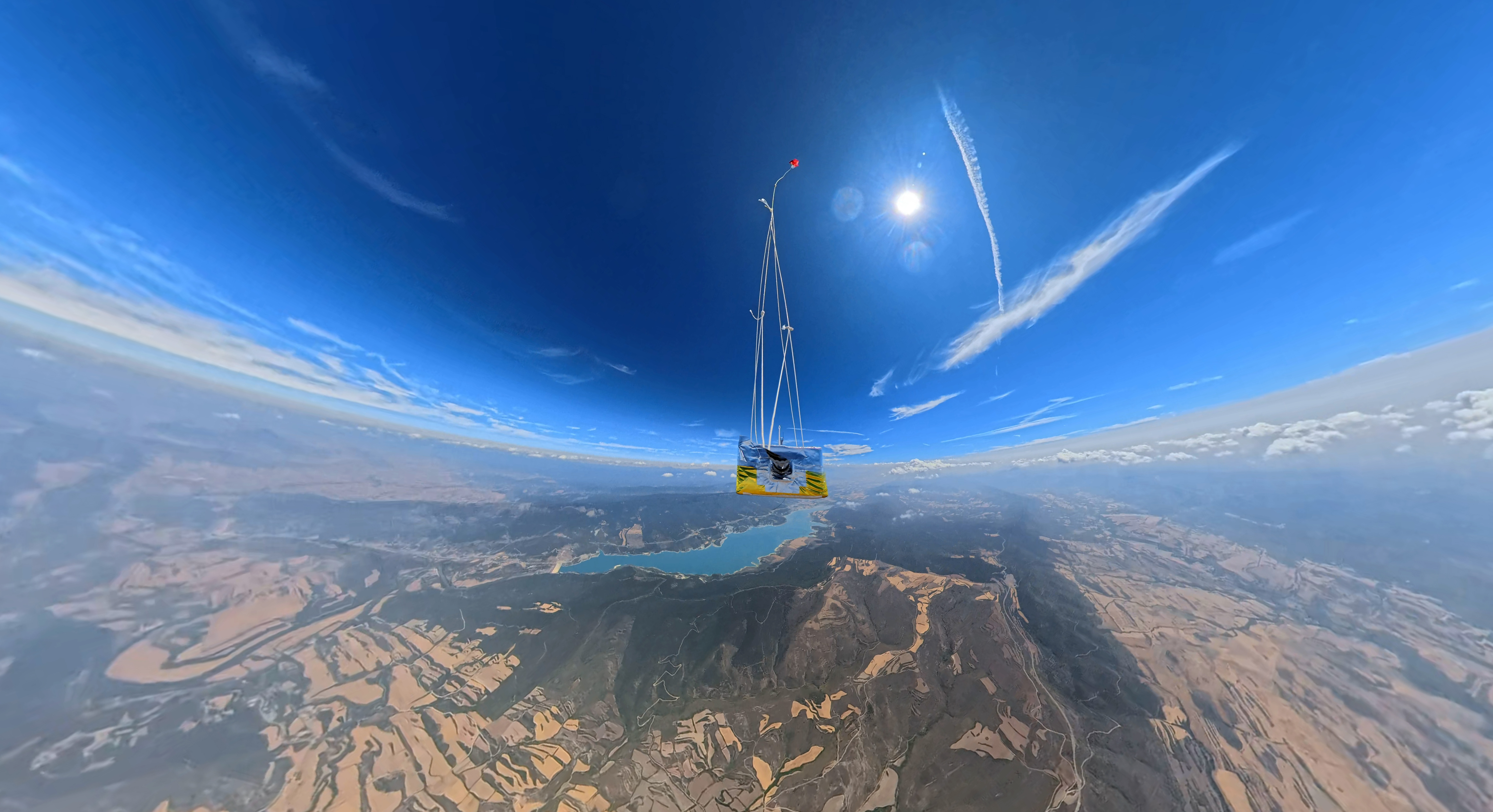 Un aparato sobrevolando la tierra