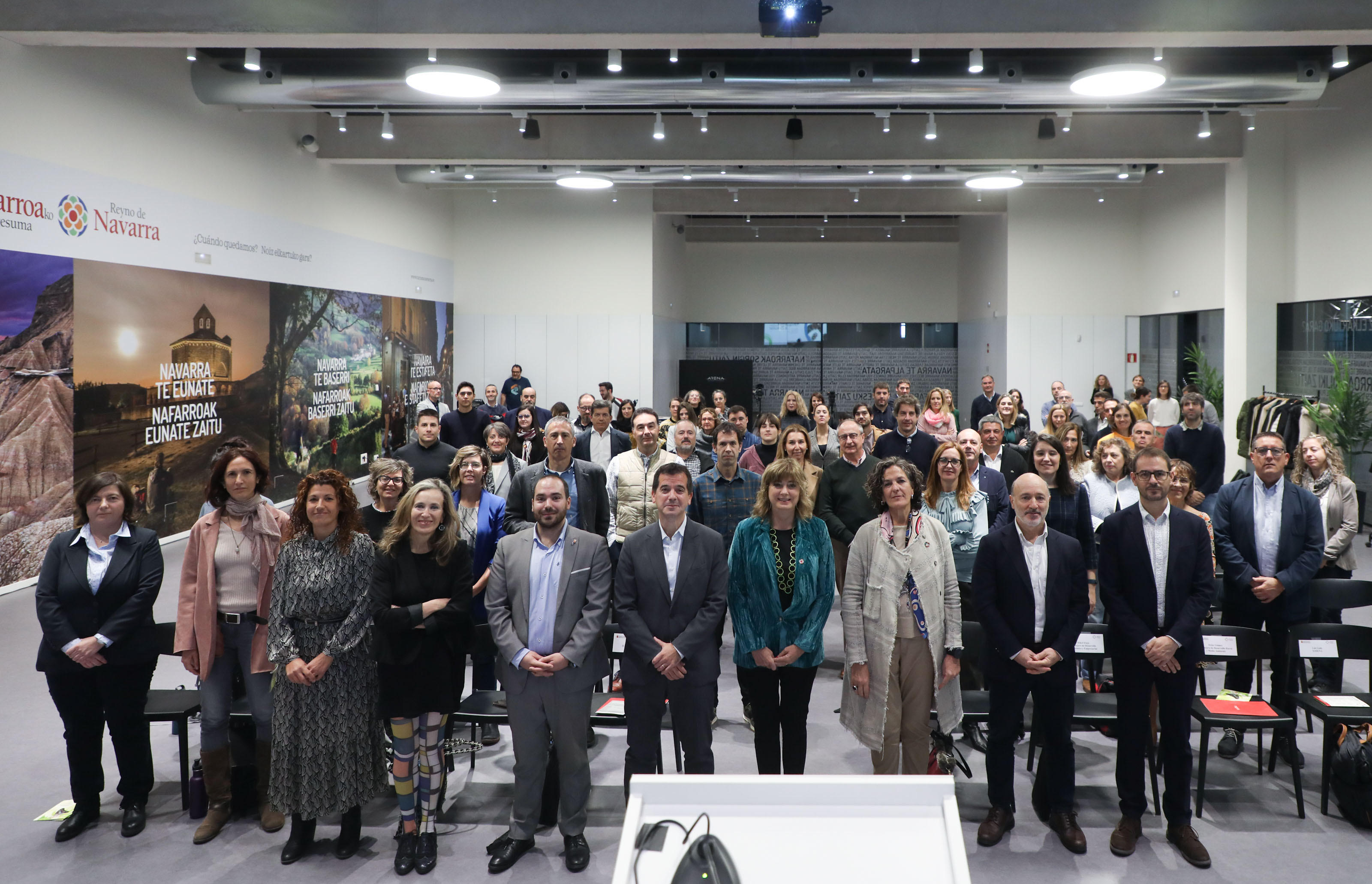 Fotografía de todos los asistentes al acto.