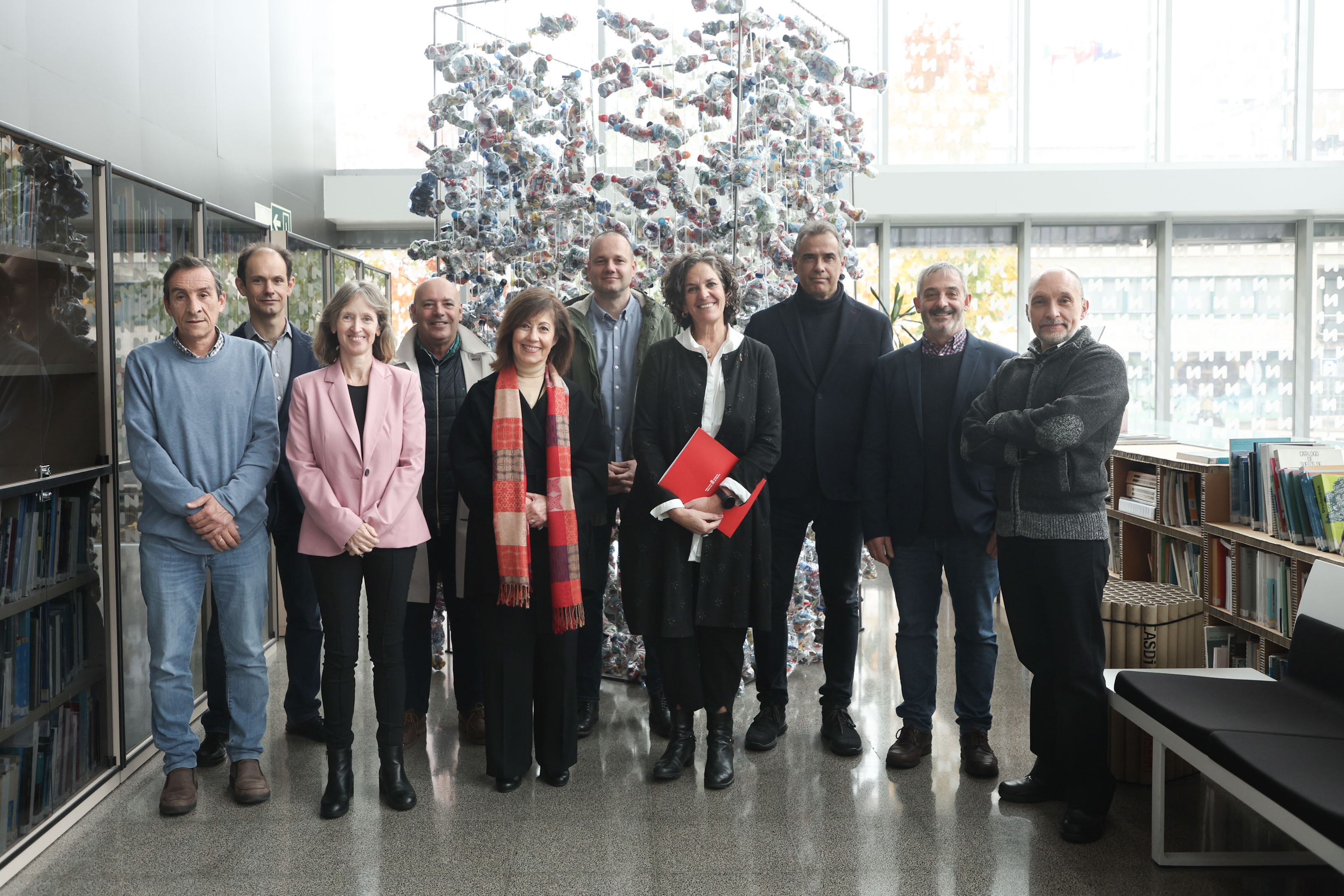 Fotografía de la consejera Gómez con representantes de las entidades que forman la Asociación Navarra para la Investigación del Cáñamo. 