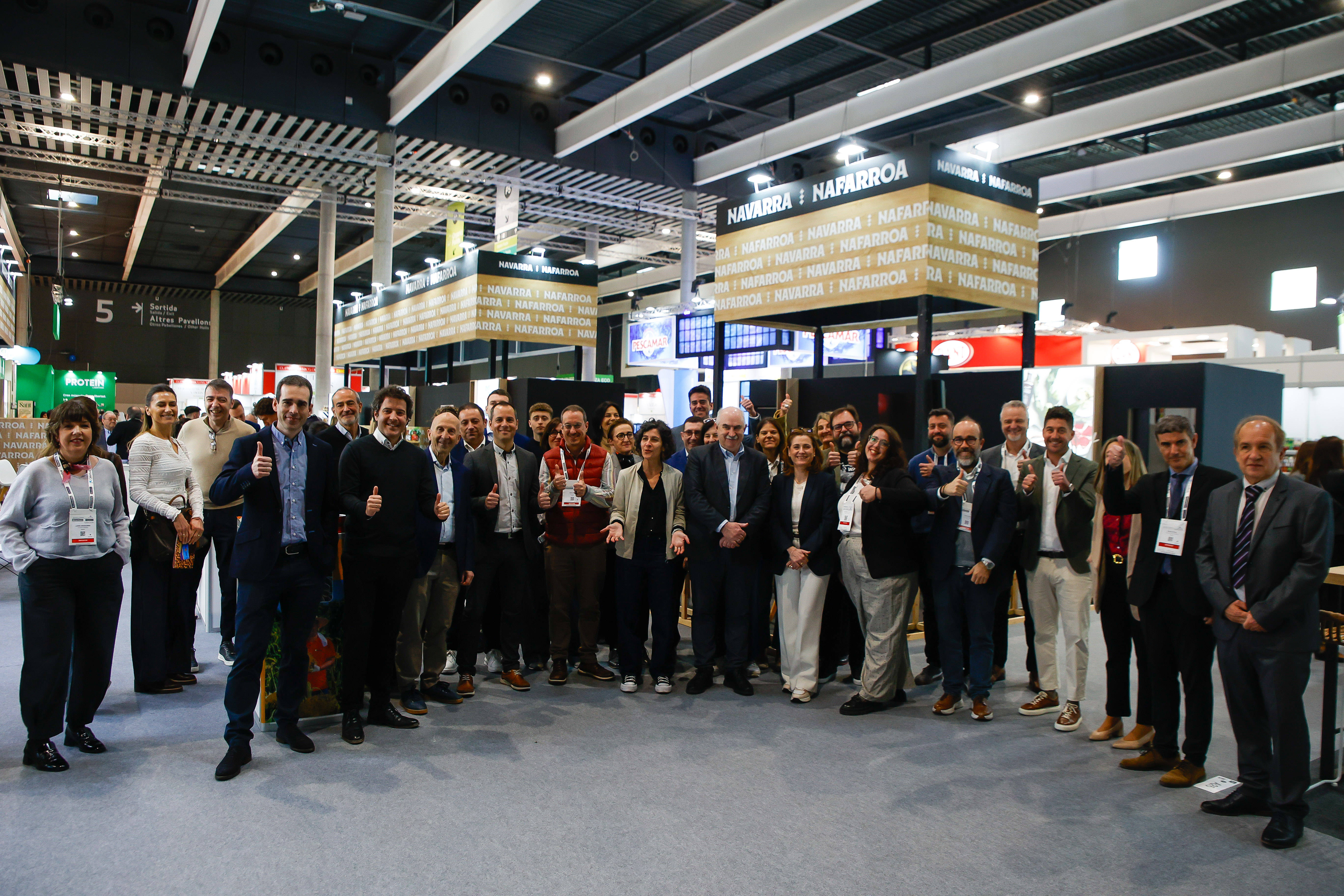 Grupo de personas delante del stand de la marca