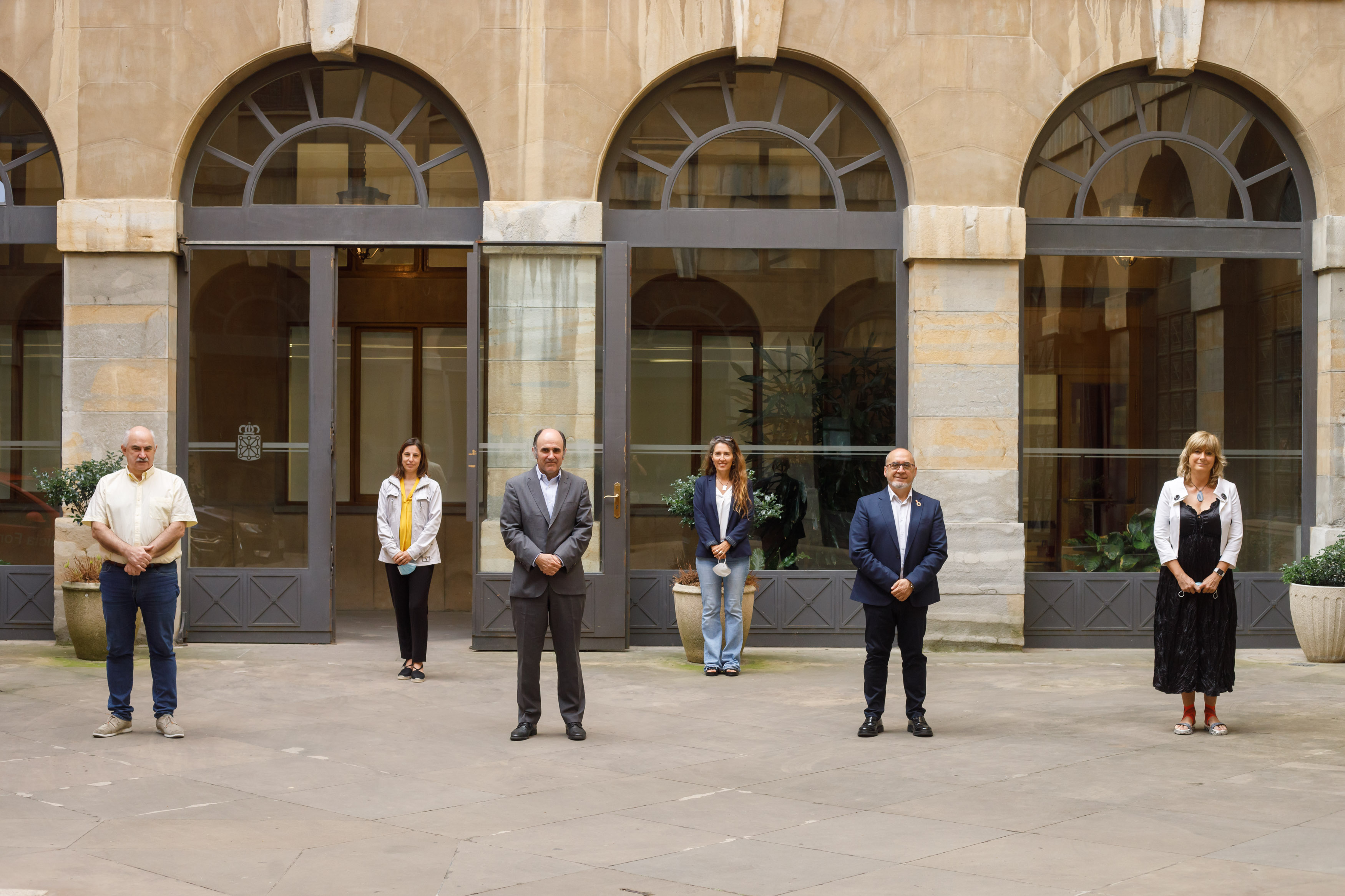 De izda a dcha, los consejeros José Mª Aierdi, Manu Ayerdi, Juan Cruz Cigudosa y Ana Ollo. Detrás, Agurtzane Martinez Ortigosa, directora general de Innovación (izda) y Yolanda Blanco, directora general de Industria, Energía y Proyectos Estratégicos S3 (dcha)