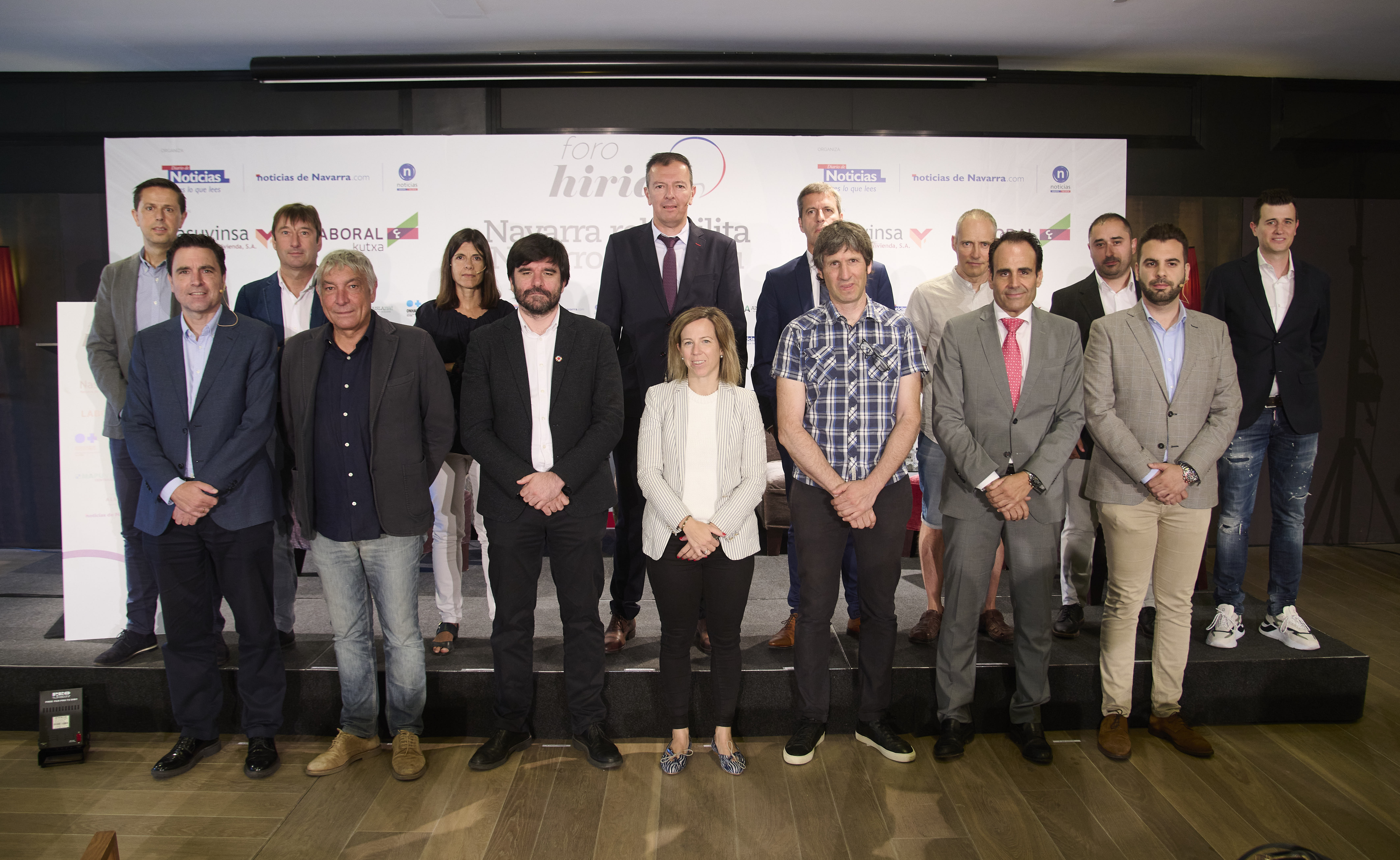 Fotografía de los representantes en el acto de presentación.