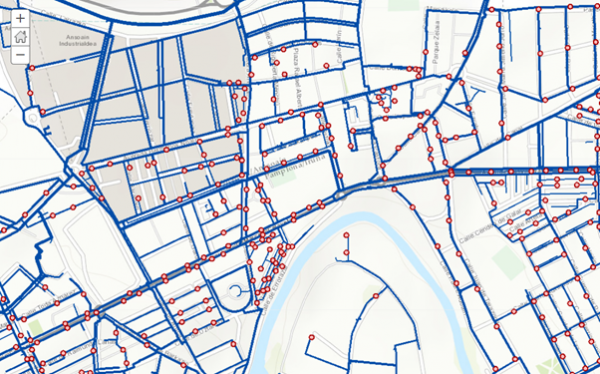 magen de una demo realizada por Tracasa con la tecnología Utility Network de Esri. En ella se aprecian, señaladas con pequeños puntos, bocas de riego pertenecientes a la red de la Mancomunidad de la Comarca de Pamplona, en la zona norte de la capital navarra.