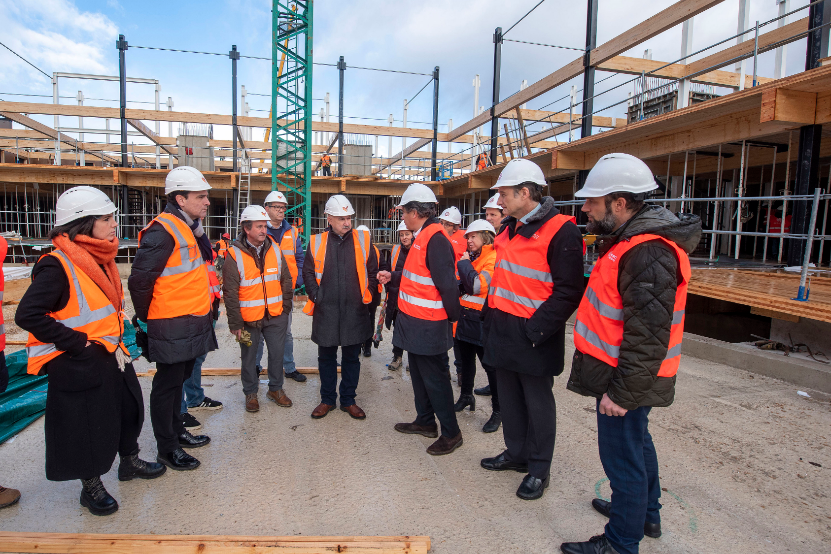 Fotografía del vicepresidente Aierdi en la visita al edificio de madera de viviendas de alquiler oficial que se está construyendo en Mutilva. 