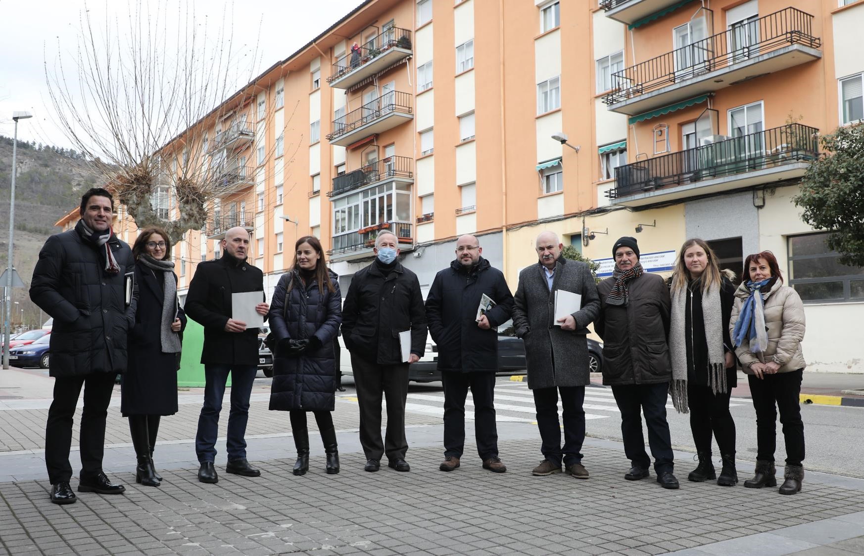 Fotografía del vicepresidente Aierdi, el representante del BEI Dinis Rodrigues, representantes de Nasuvinsa y habitantes de Ansoáin en la visita.