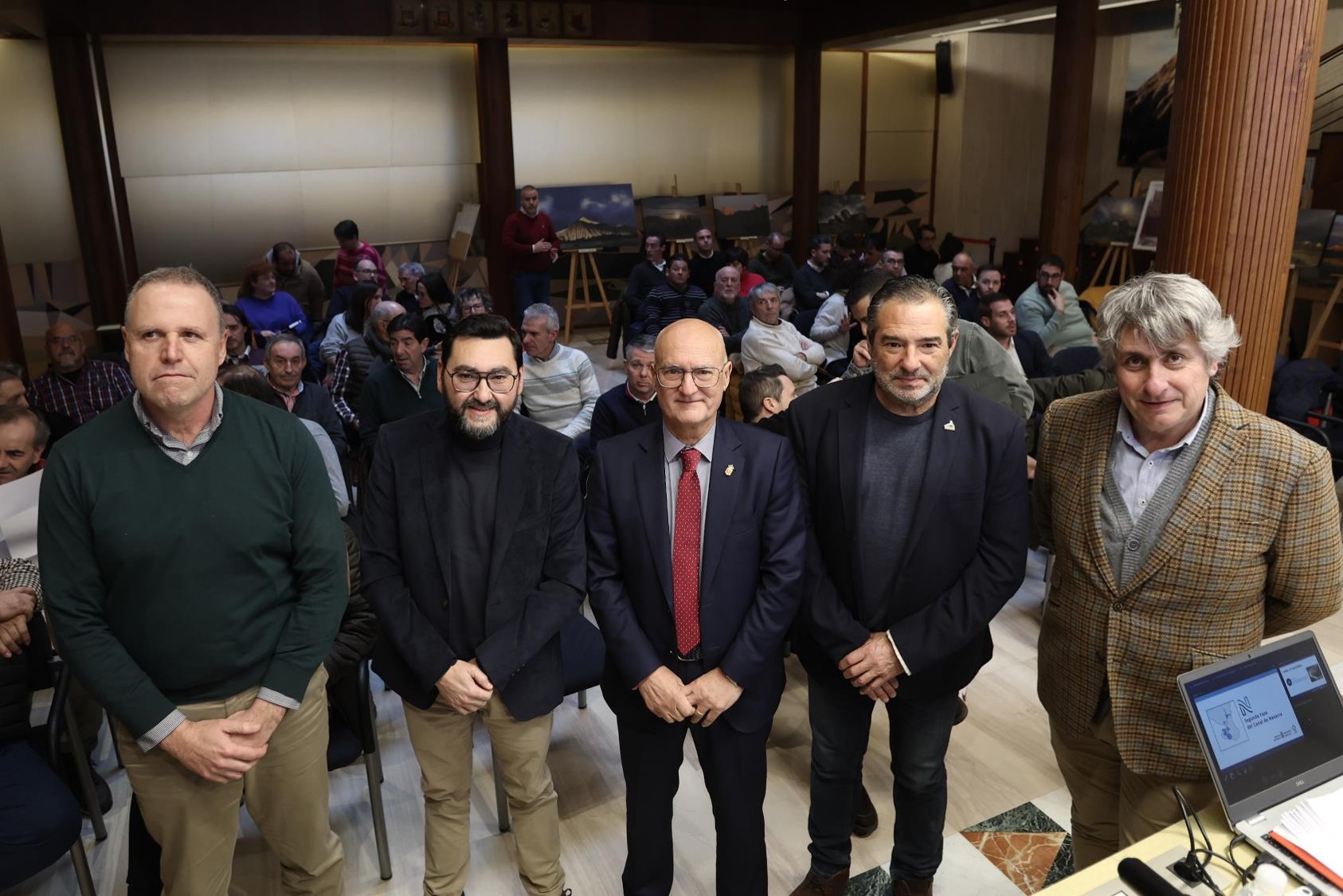 Fotografía de Gregorio Berrozpe, responsable de proyectos de NILSA; Jesús María Rodríguez, director general de Administración Local y Despoblación; el consejero, Bernardo Ciriza; José María Agramonte, presidente de la Comunidad de Bardenas Reales, y Fernando Mendoza, director gerente de NILSA. 