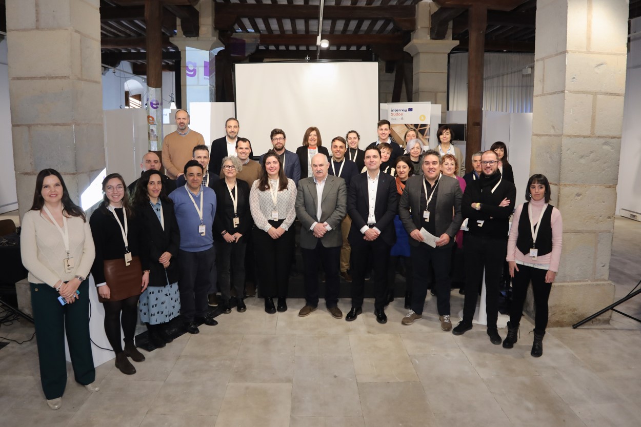 Fotografía del vicepresidente Aierdi, con personas participantes en la jornada.