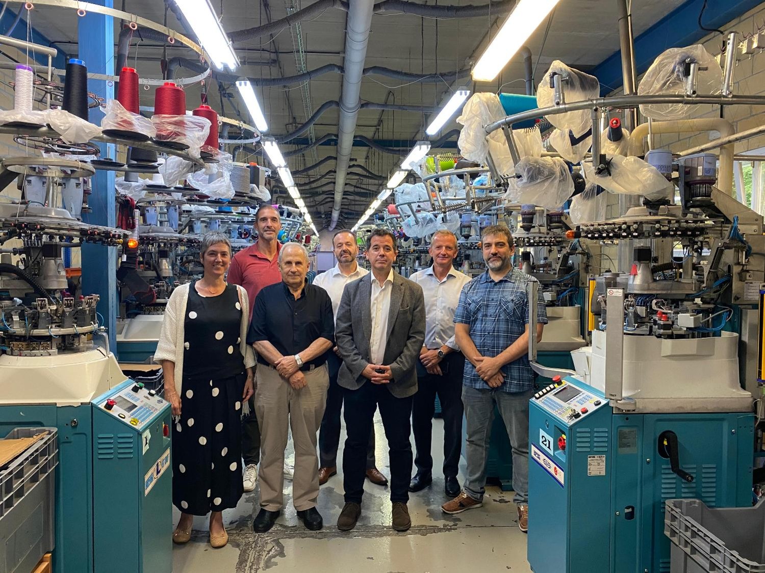 Fotografía de siete personas dentro de la fábrica de Lorpen