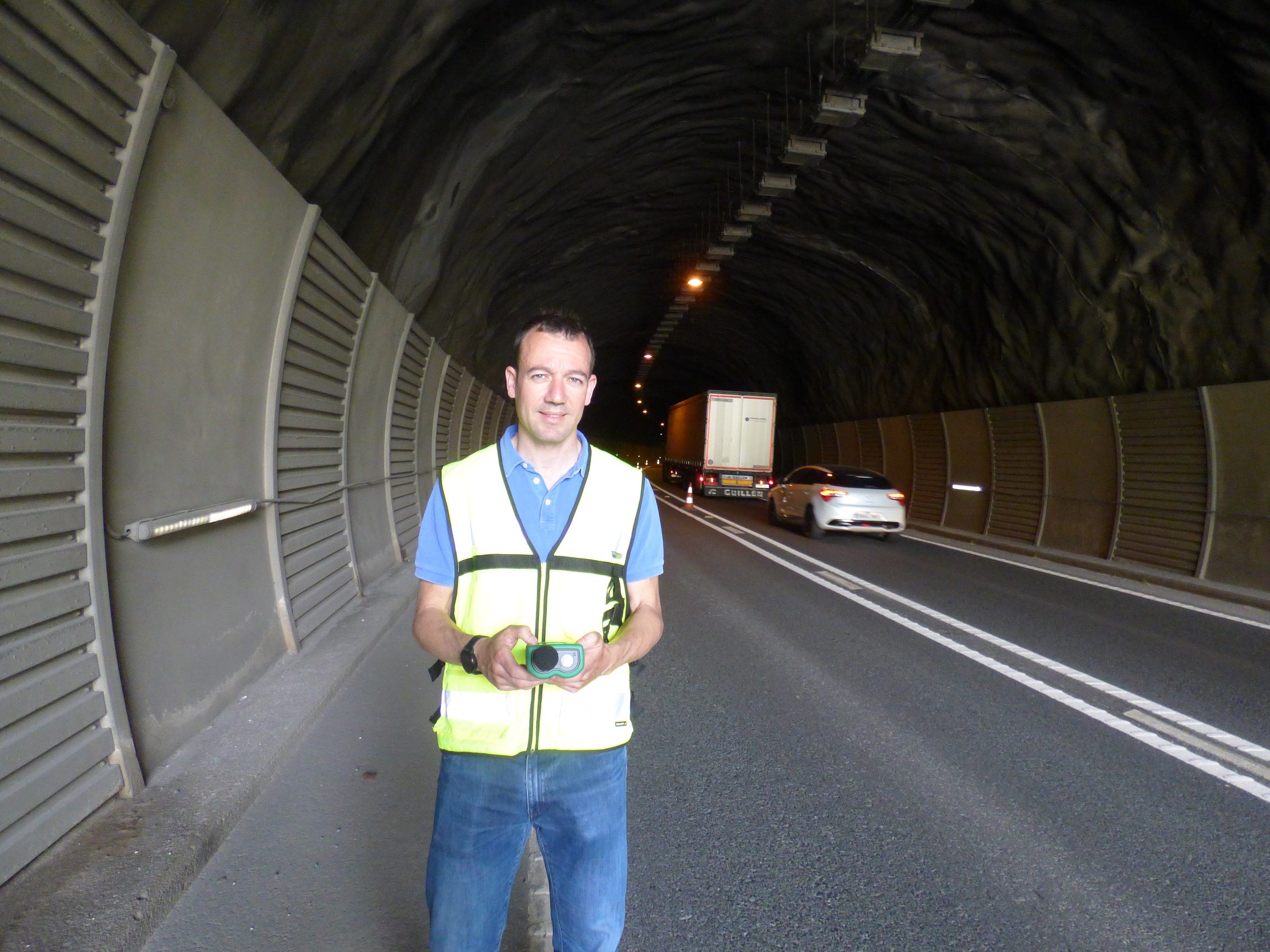 Javier Amezaga, técnico de Infraestructuras de Telecomunicaciones de NASERTIC, en el túnel de Bera haciendo medidas de iluminación, niveles de ruido y estudio de velocidad del viento para la modelización del sistema de ventilación. 