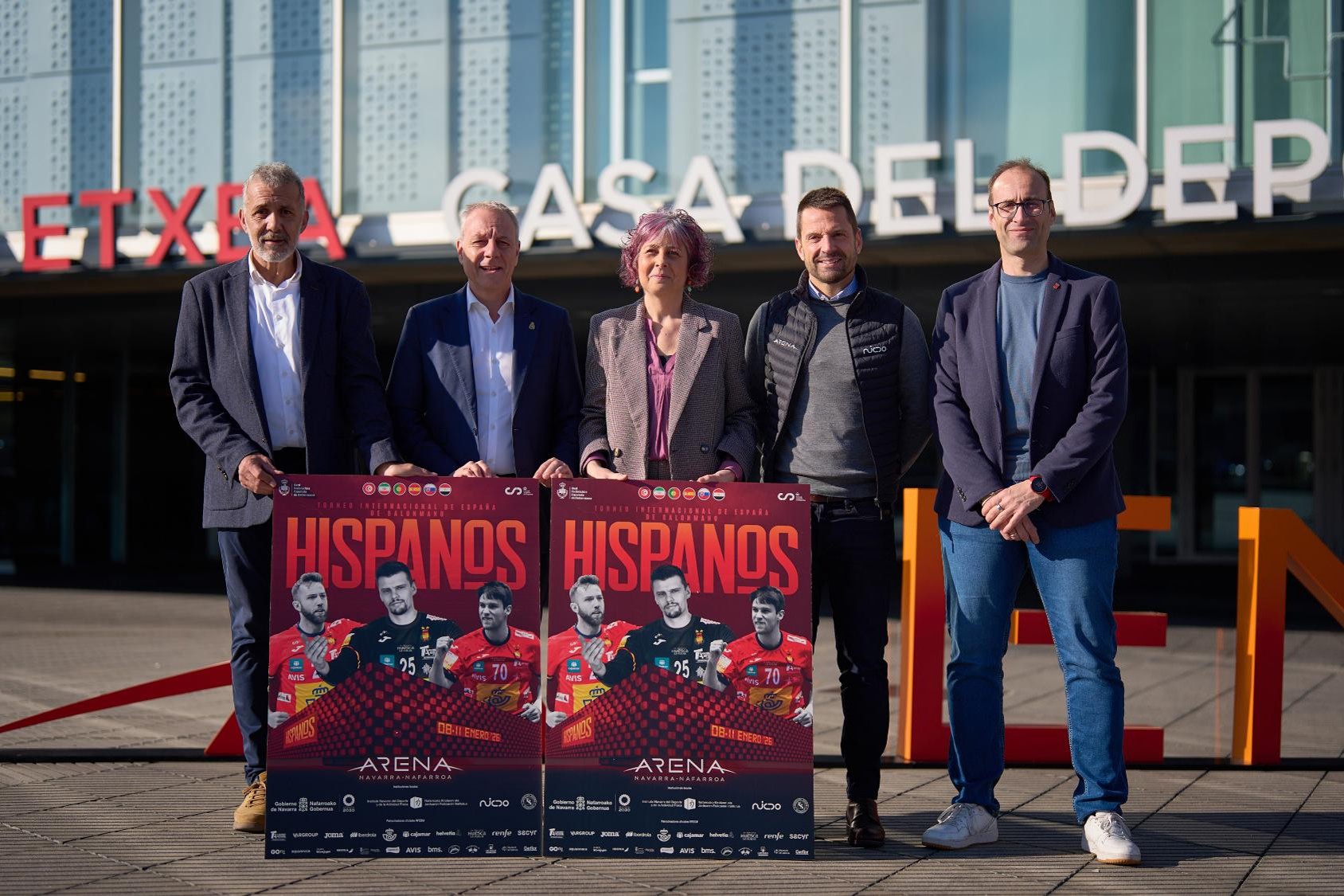 Imagen de los responsables con el cartel del evento