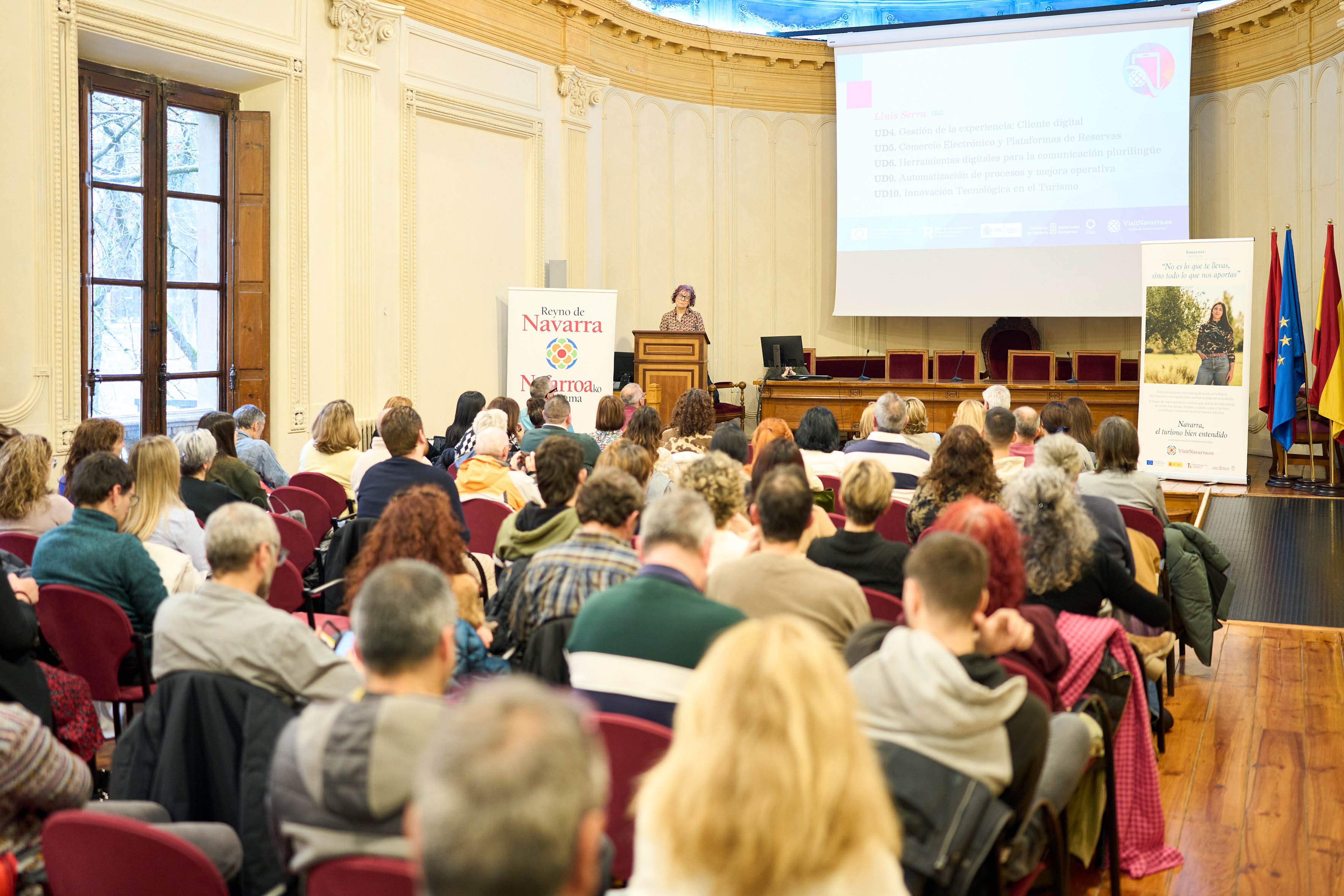 Público sentado en la presentación de la formación