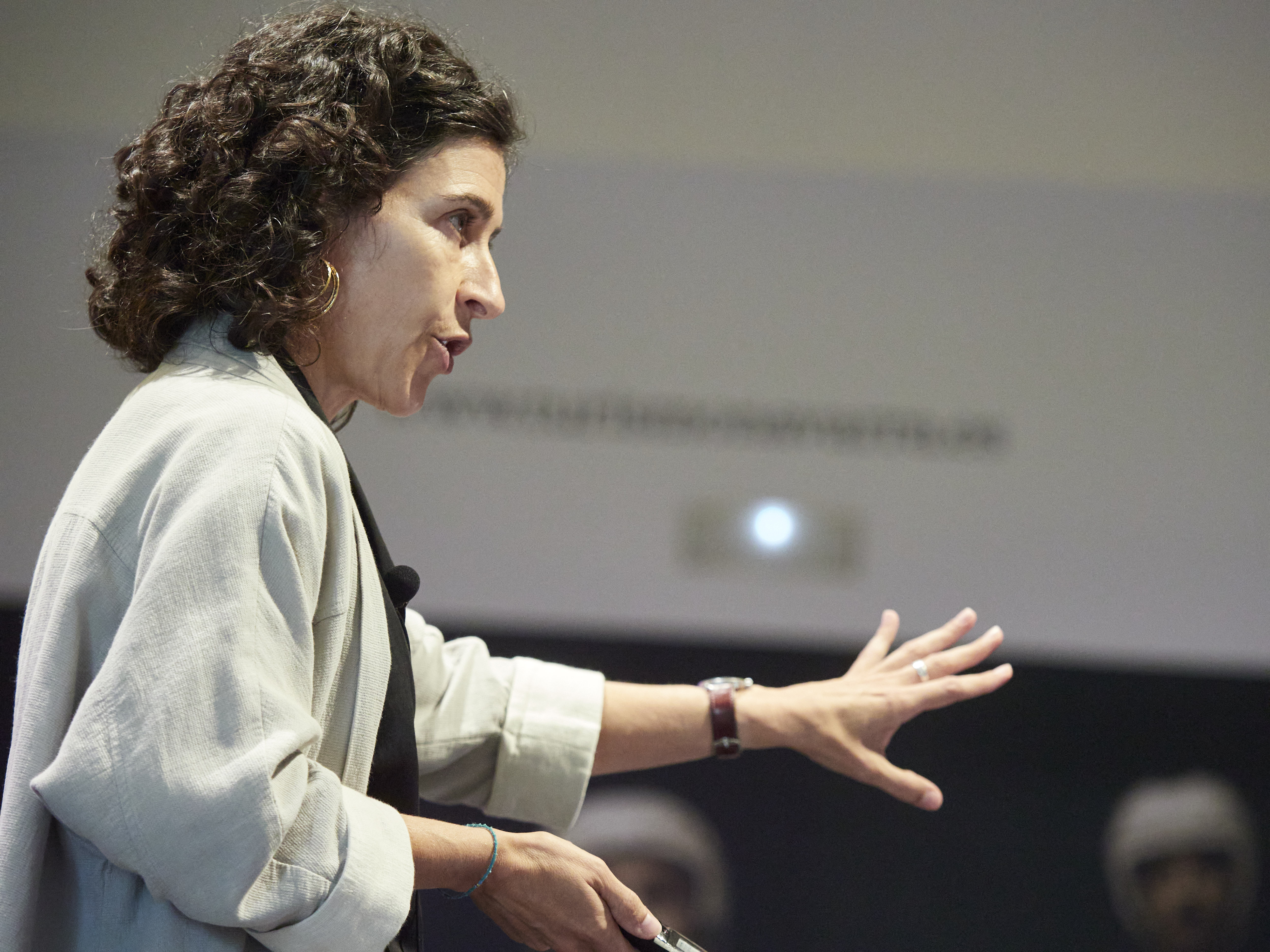 Imagen de Natalia Bellostas de perfil, hablando en público.