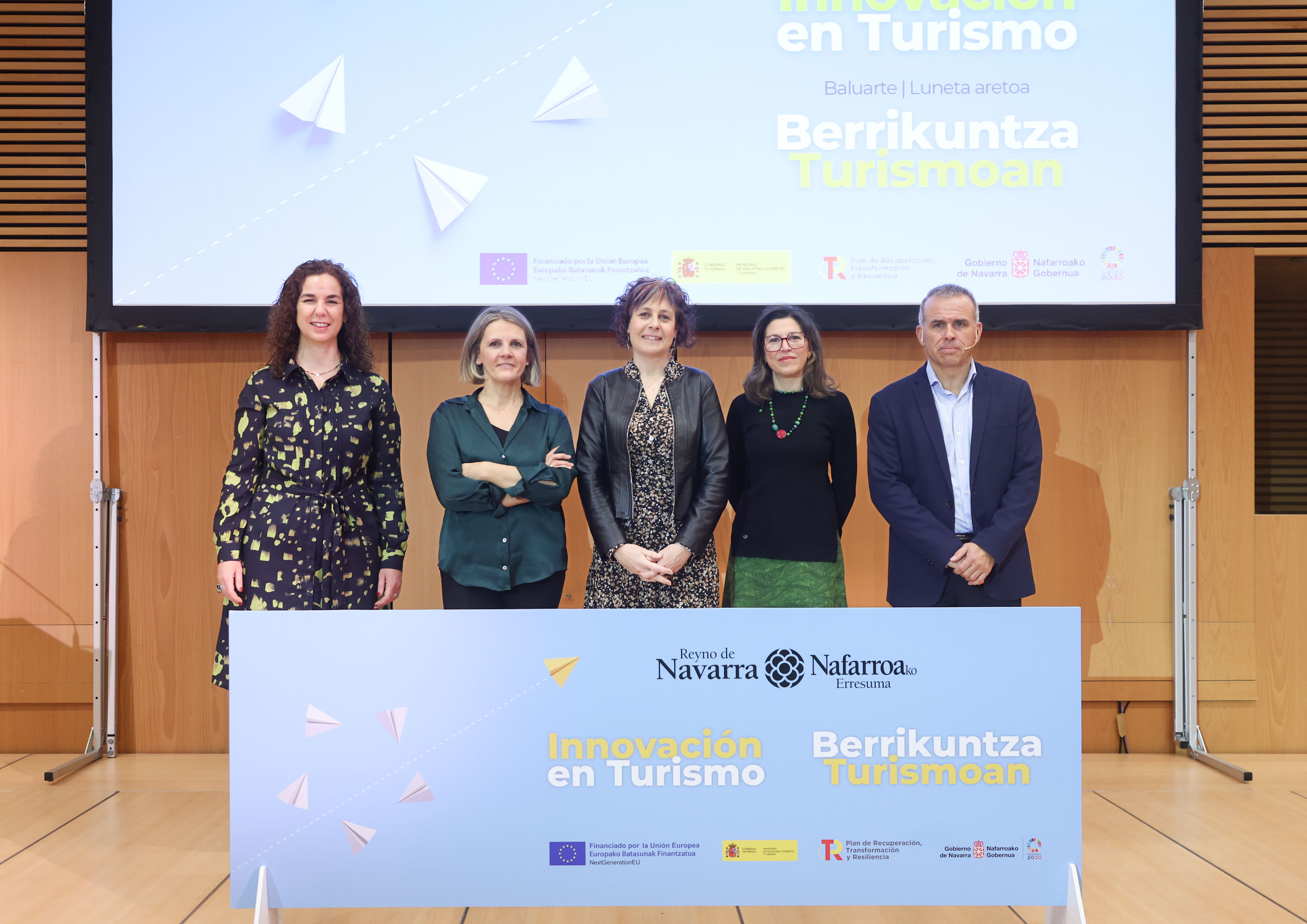 De izda. a dcha., Natalia Zapata, consultora de Turiskopio, Pilar Telletxea, de CEIN, la consejera Esnaola, la directora general de Turismo, Ana Rivas y el director del Servicio de Desarrollo Territorial Sostenible del Turismo, Alberto Ecay.