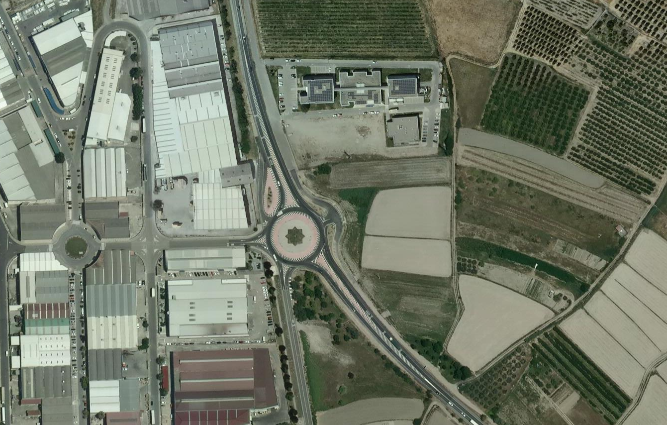 Fotografía de la rotonda de acceso al polígono industrial desde la NA-134.