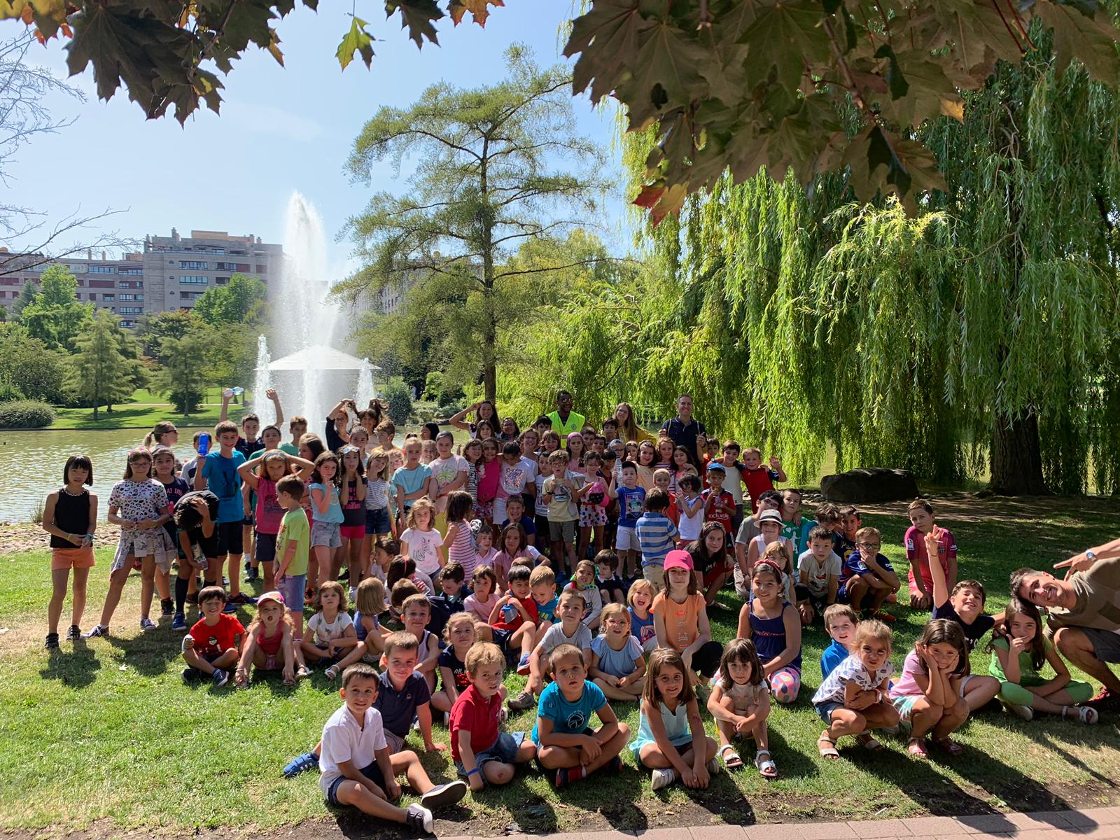 Fotografía de varios niños en un parque