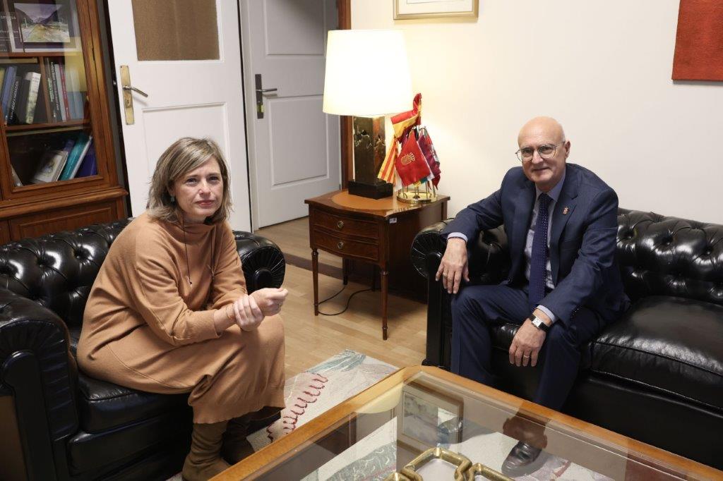 Fotografía de la presidenta de la CHE, María Dolores Pascual, y el consejero de Cohesión Territorial, Bernardo Ciriza, durante la reunión celebrada esta mañana en Zaragoza. 