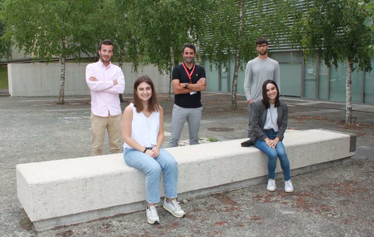 Fotografía exterior de trs chicos y dos chicas sentados en un banco