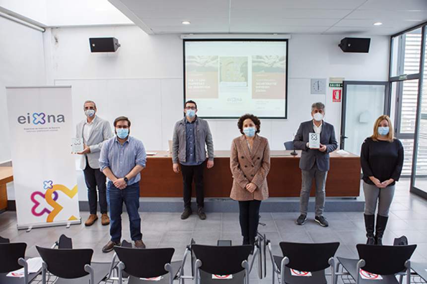 5 personas posan a cámara de pie en una sala de conferencias. Dos de ellas, a izquierda y derecha de la imagen, sostienen dos distinciones. Se trata de Luis Sanz y Fernando Mendoza respectivamente, gerentes de GAN-NIK y NILSA.