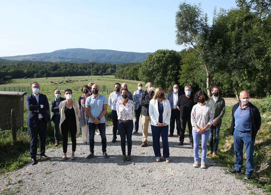 Fotografía en un campo de varias personas de pie