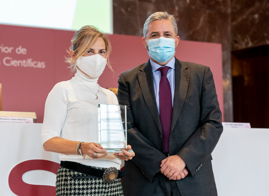 Fotografía de Isabel Violade recibiendo el premio de manos del presidente de la Asociación CEX, Fernando Sierra.