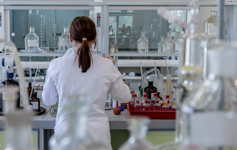 Fotografía de una chica trabajando en un laboratorio