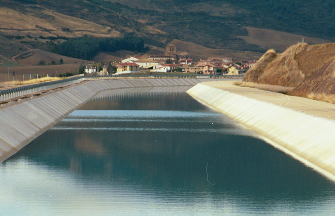 Fotografía de un tramo del Canal de Navarra