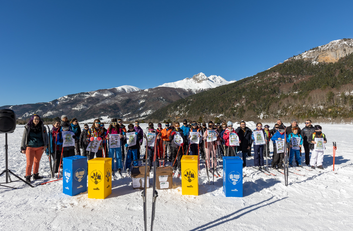 Fotografía de escolares y profesorado participantes en la campaña para fomentar el reciclaje y el consumo responsable, en el Centro de Esquí Larra-Belagua
