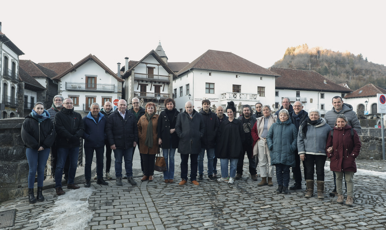 Fotografía del vicepresidente Aierdi, con el resto de integrantes del órgano Gu Pirinioa / Somos Pirineo antes de la reunión en Ochagavía.