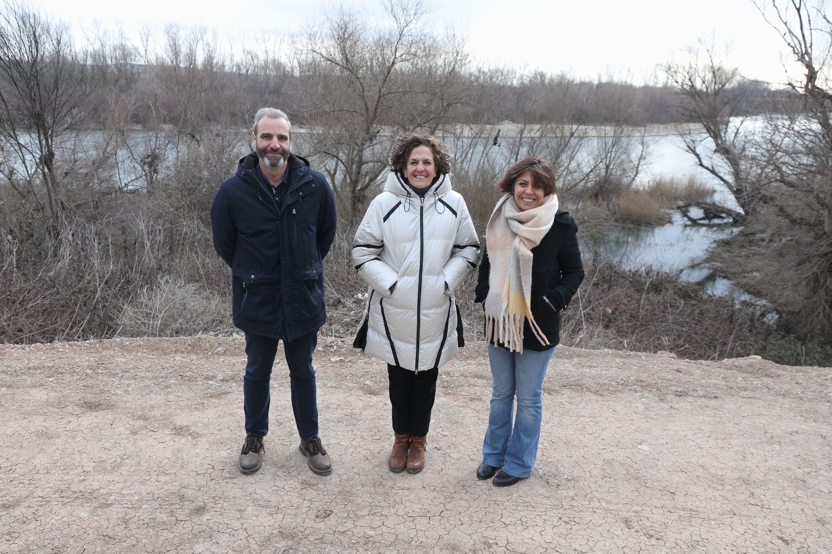 Fotografía de Luis Sanz, consejera Gómez y alcaldesa de Buñuel, en una zona del río Ebro objeto de actuación. 