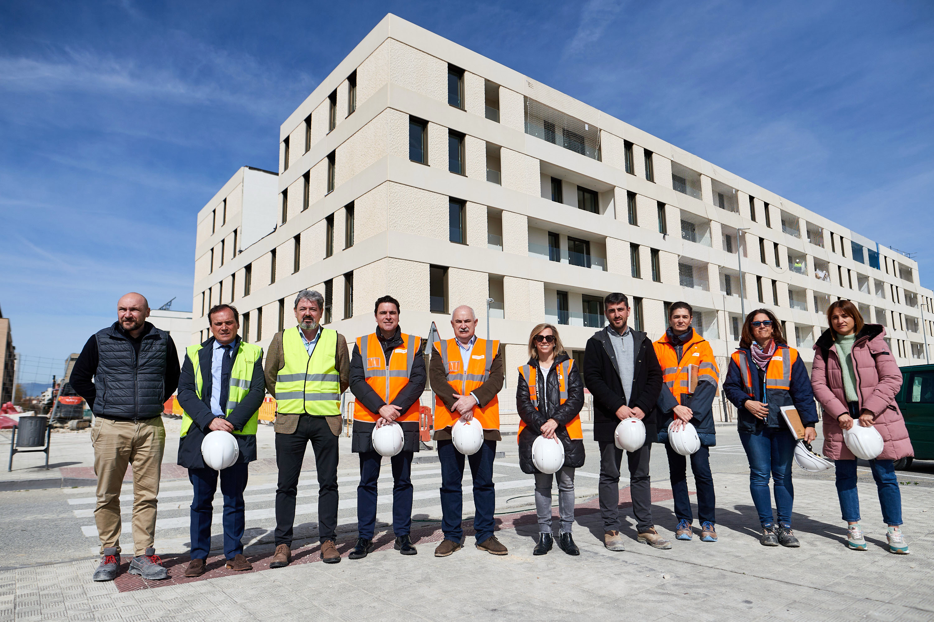 Fotografía del vicepresidente Aierdi junto a representantes de Nasuvinsa y el equipo de arquitectura en la visita a las VPO de Sarriguren.