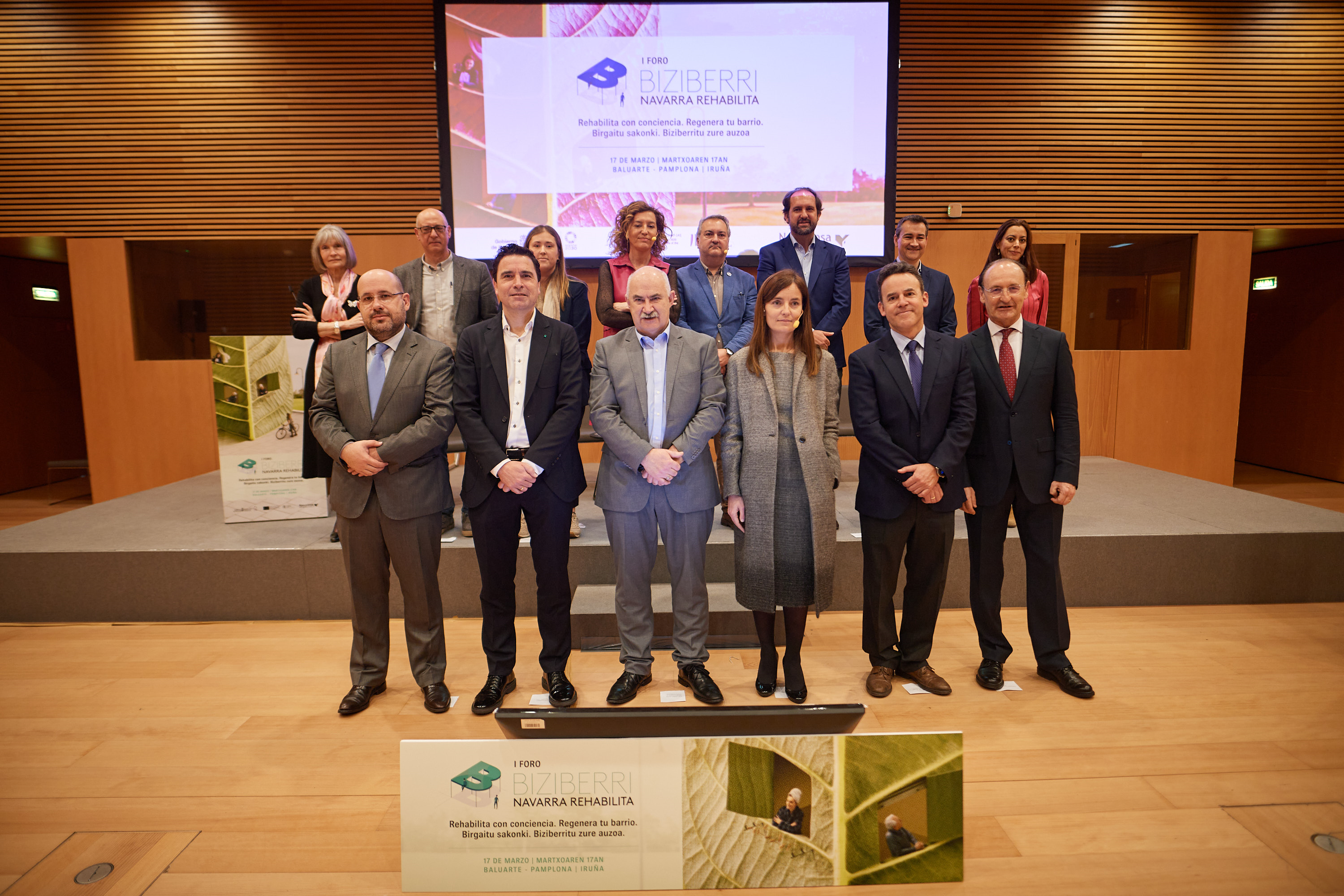 Foto de grupo de los participantes en el Foro Biziberri.