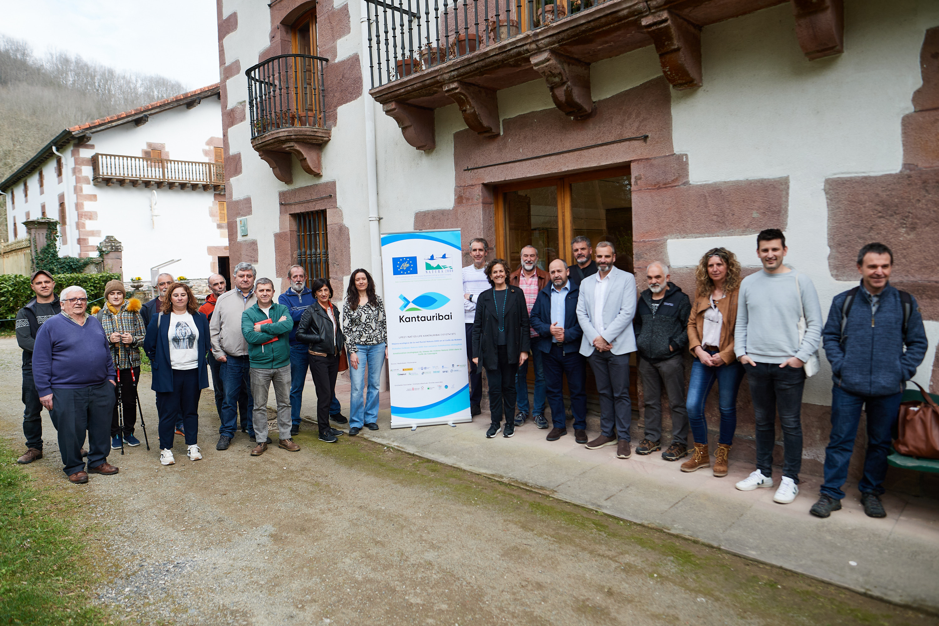 Fotografía de la consejera Gómez, con el resto de participantes en la jornada.