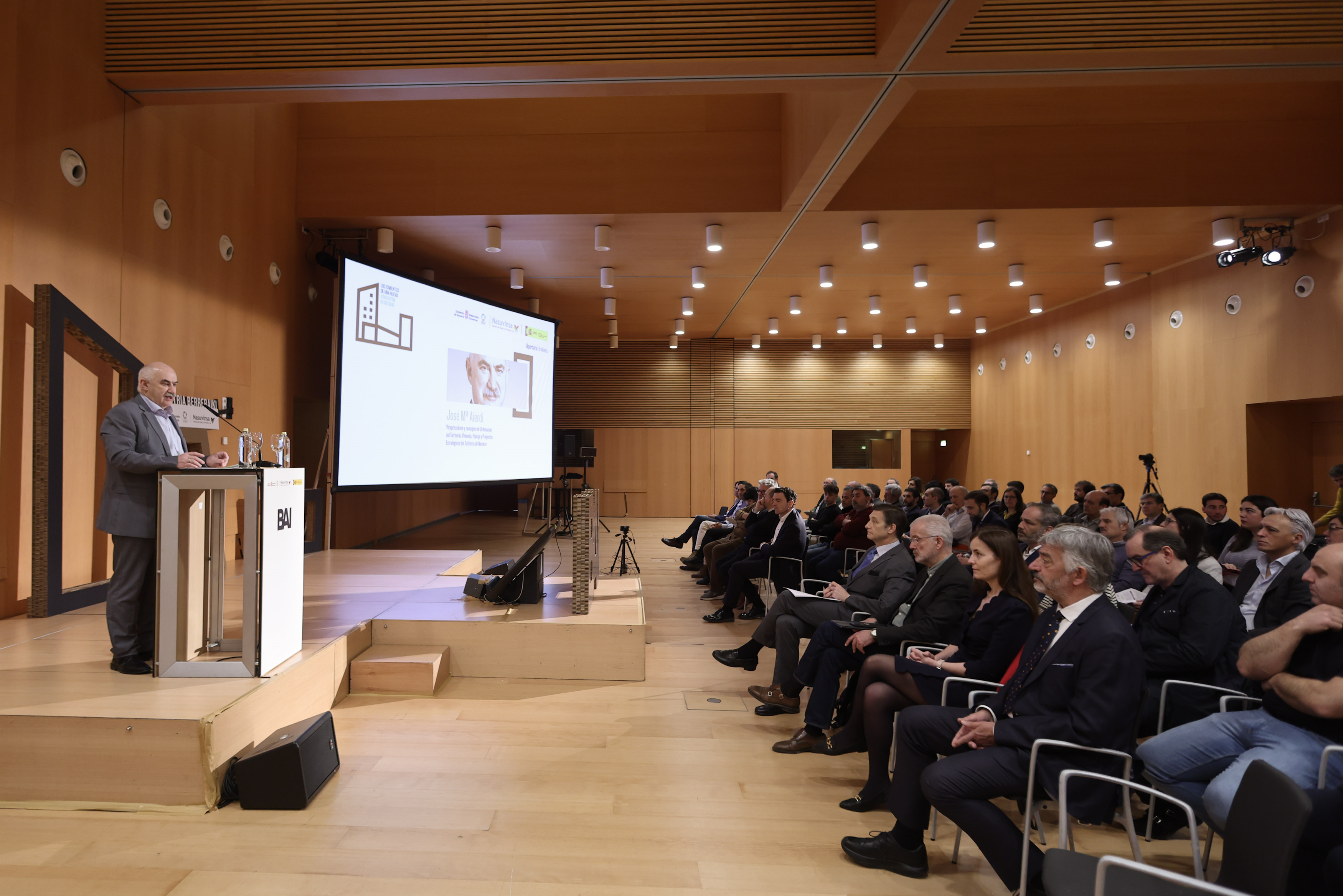 Fotografía de un momento de la intervención del vicepresidente Aierdi en el encuentro.