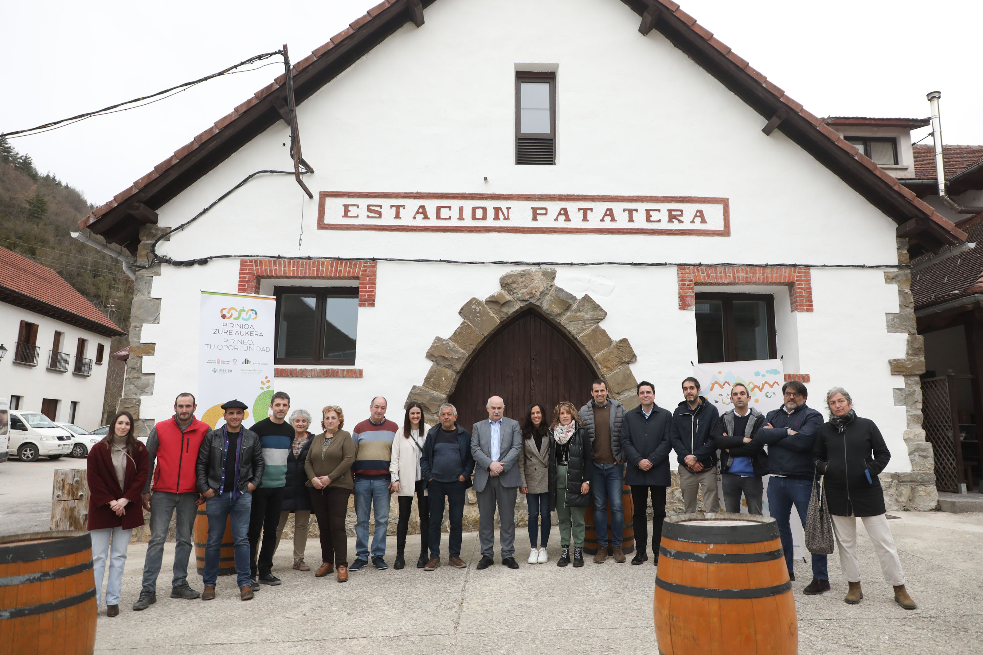 Fotografía del vicepresidente Aierdi y el alcalde, Mikel Aoiz, la arquitecta y constructores de la actuación, además de emprendedores de Salazar, junto al espacio ubicado en la antigua Patatera.