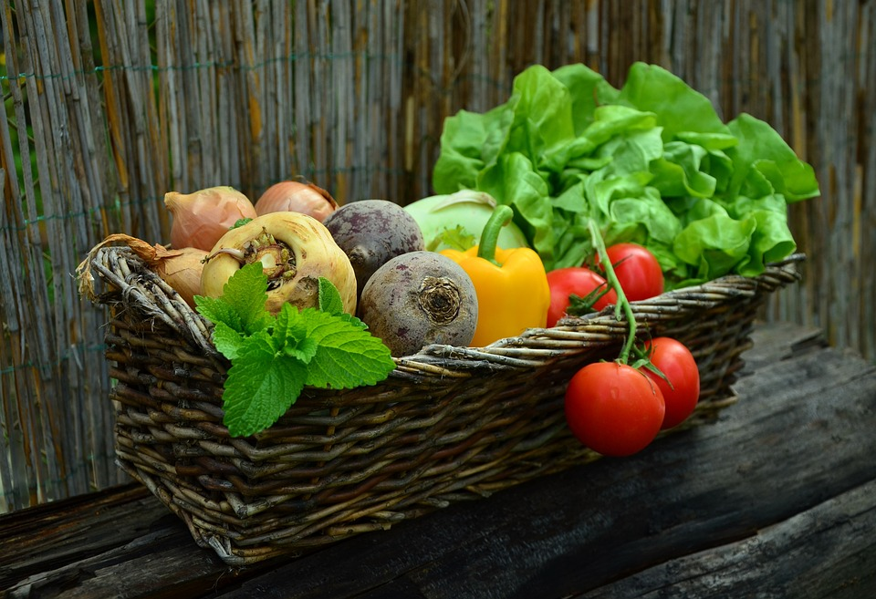 Fotografía de una cesta con verduras.