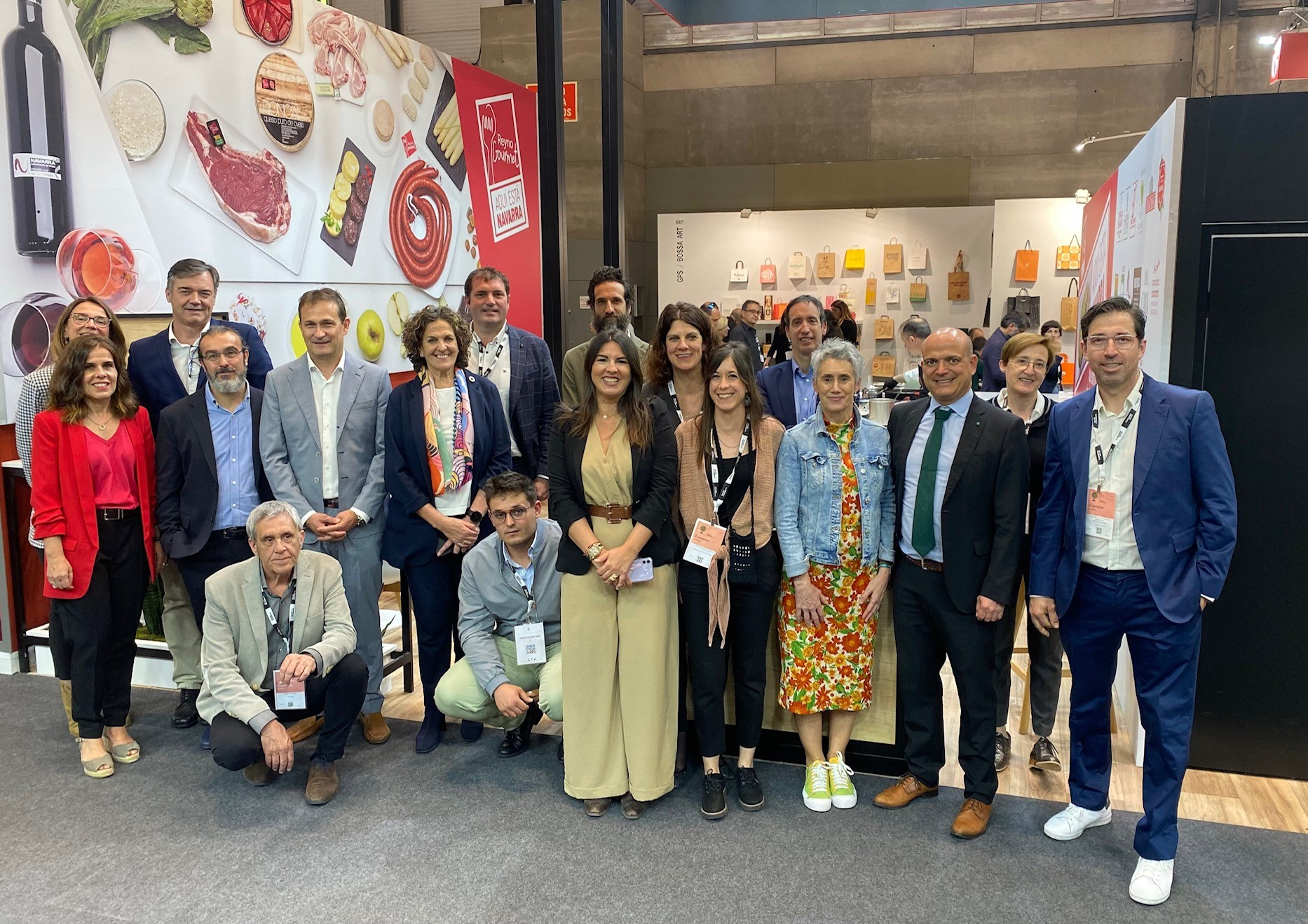 Fotografía de la consejera Gómez con con representantes de las empresas participantes.