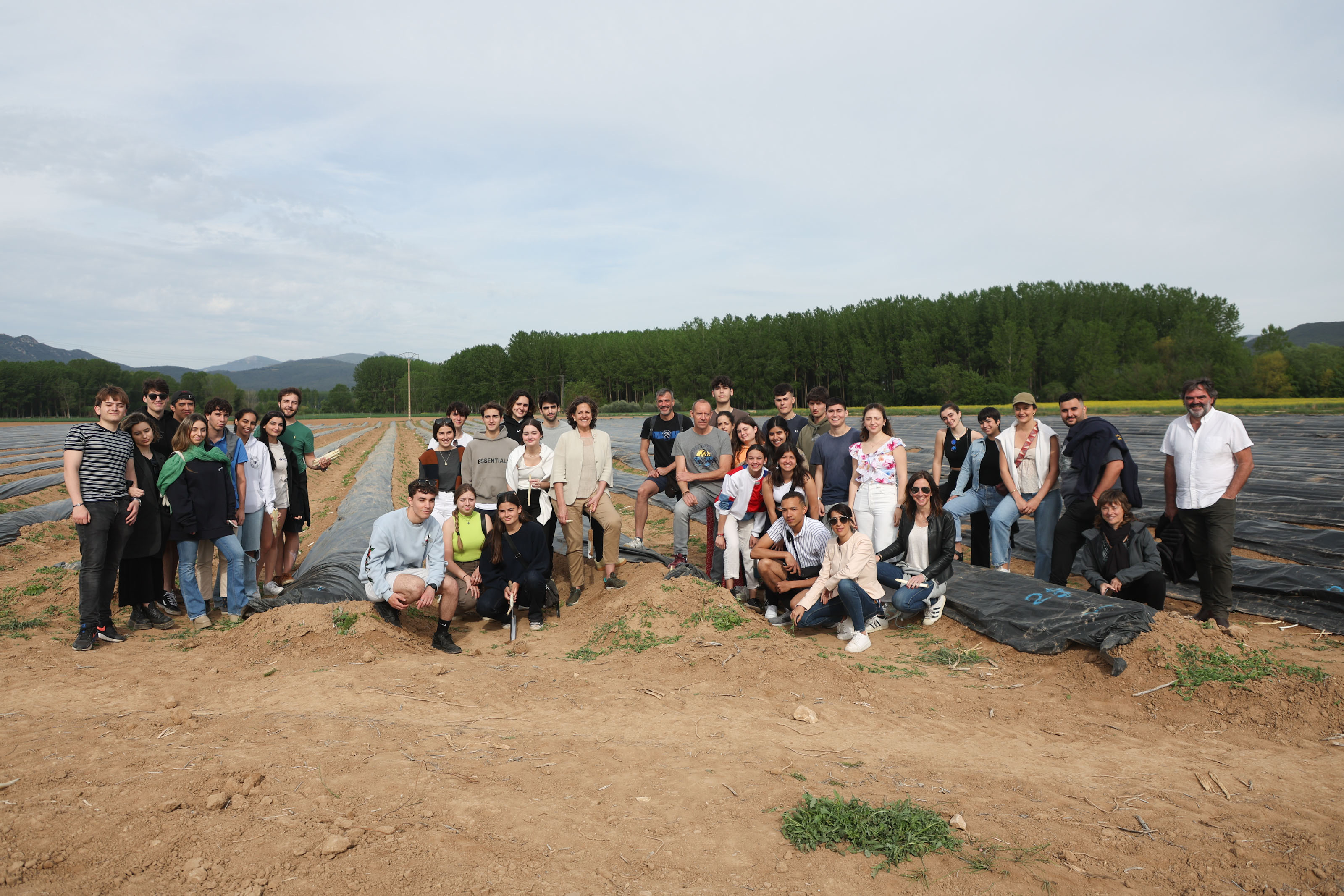 Fotografía de la consejera Gómez y los estudiantes en la finca