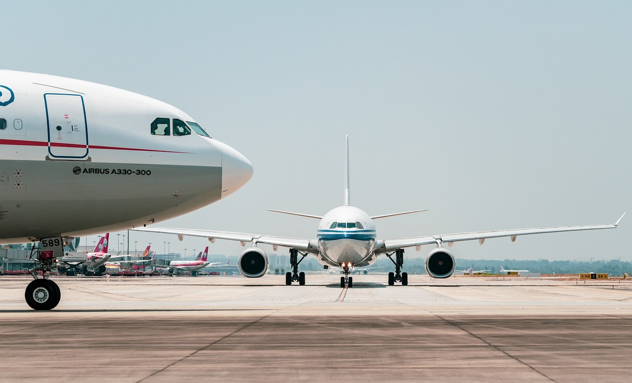 Fotografía de dos aviones en la pista de aterrizaje