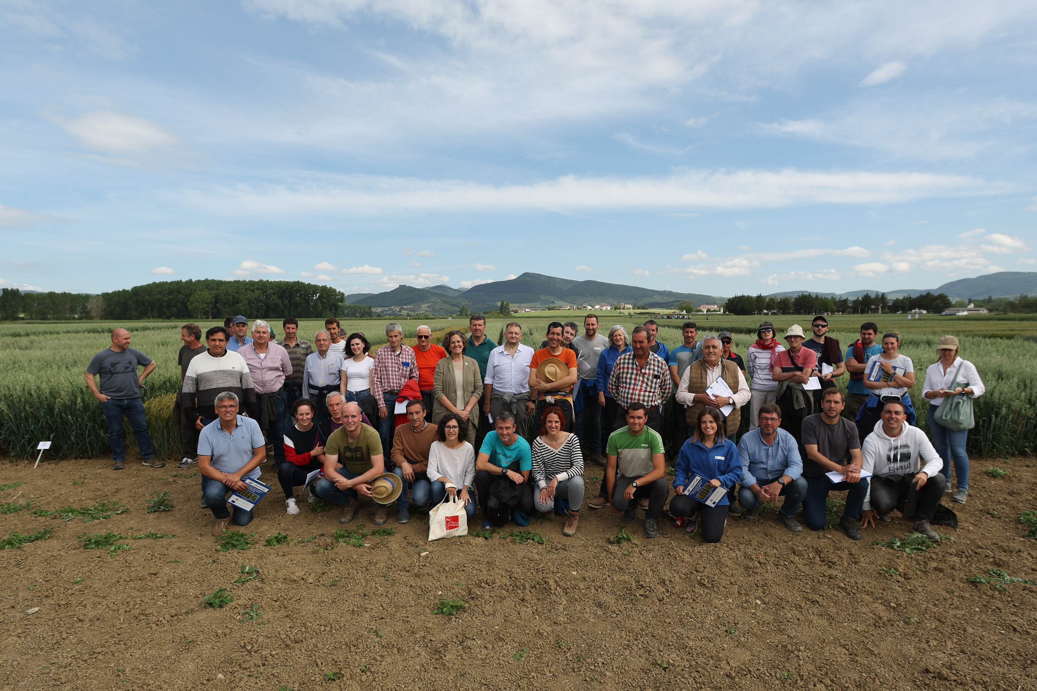 Fotografía de la consejera Gómez, con el sector cerealista en una pieza agrícola. 