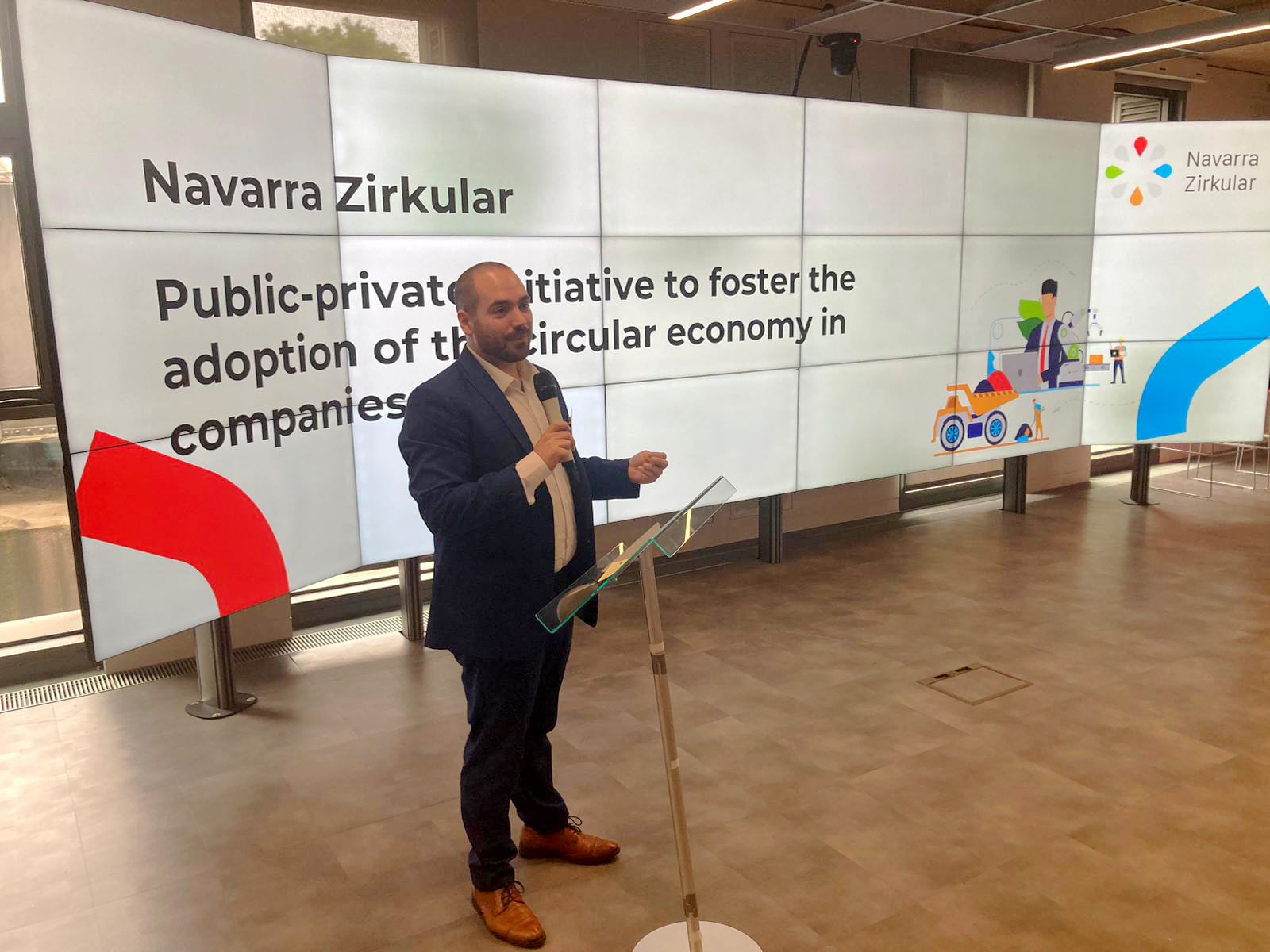 Fotografía de Sergio Pérez, durante su exposición en la Asamblea de la Economía Circular.