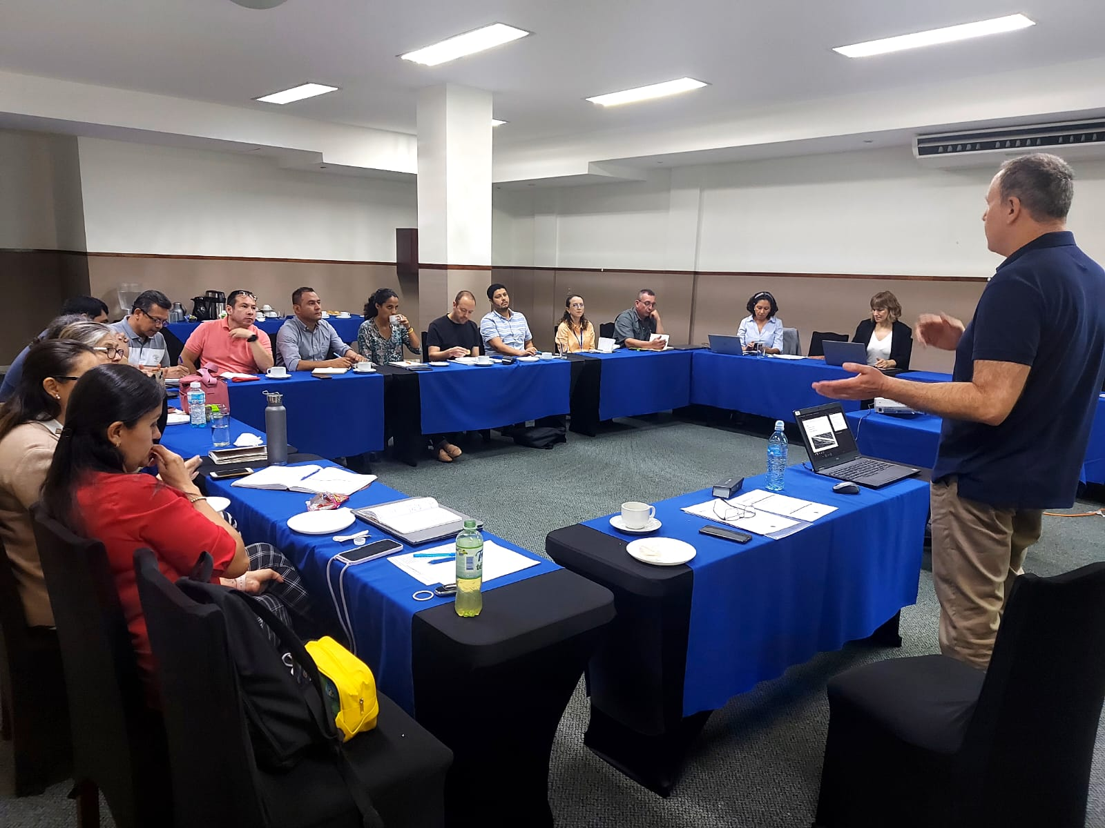 Fotografía de una de las reuniones de trabajo mantenidas con autoridades locales.