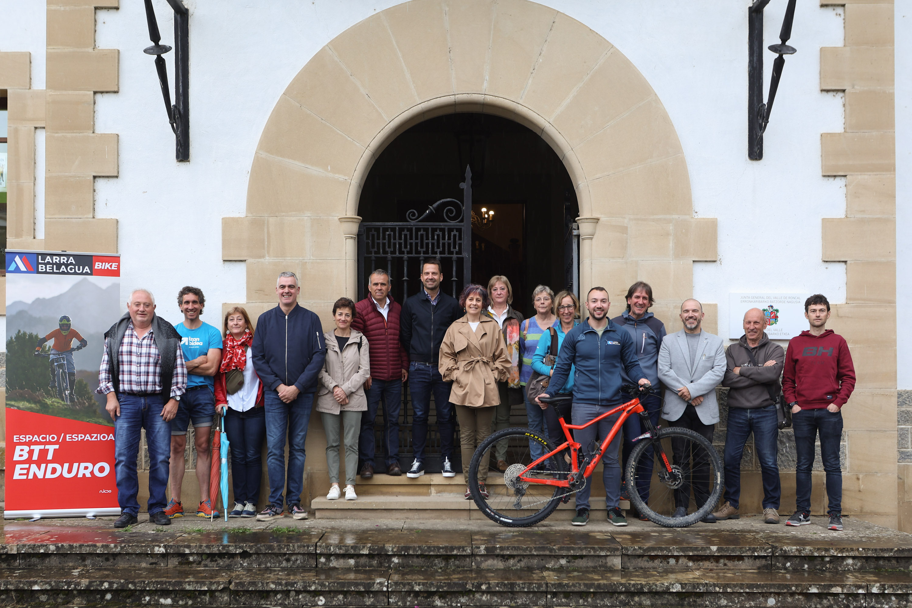 Fotografía de la consejera de Cultura y Deporte, Rebeca Esnaola, y el presidente de la Junta del Valle de Roncal, Eneko Egiguren, acompañados de representantes de ayuntamientos del valle y de entidades colaboradoras.